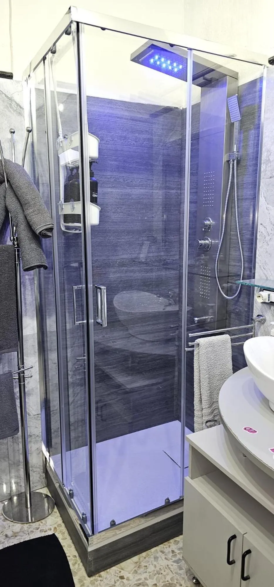 Shower in Lussuoso B&B