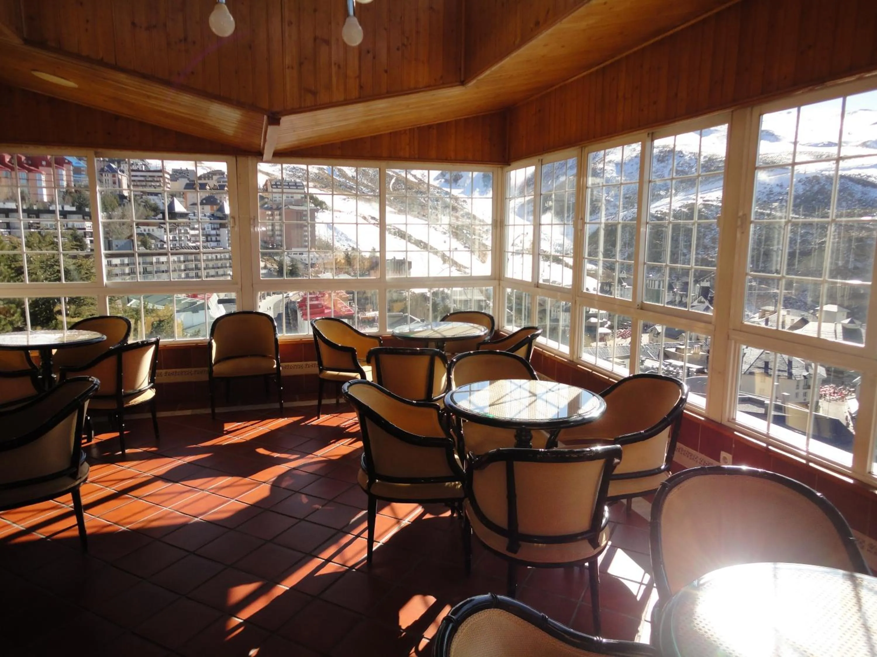 Restaurant/places to eat in Hotel Nevasur