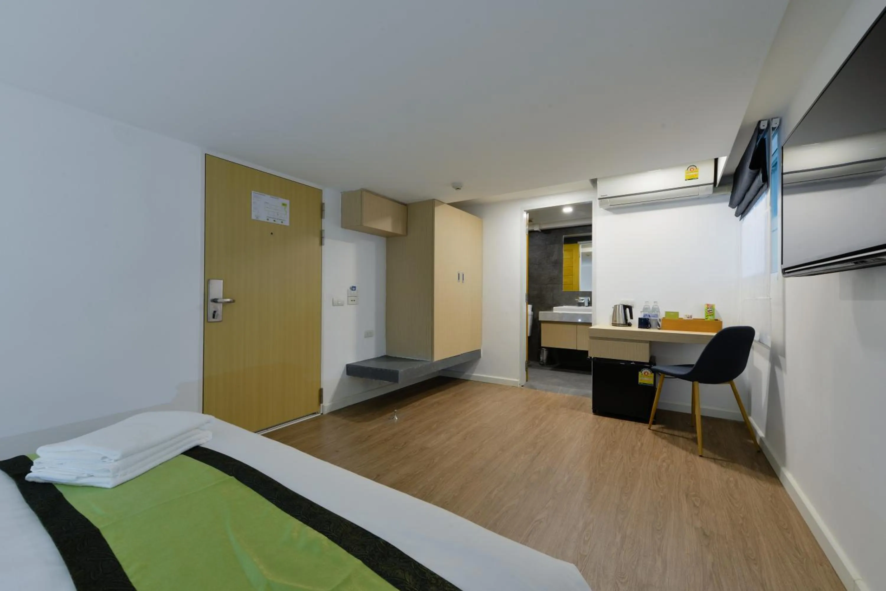 Photo of the whole room, Bed in iCheck inn Sukhumvit 19