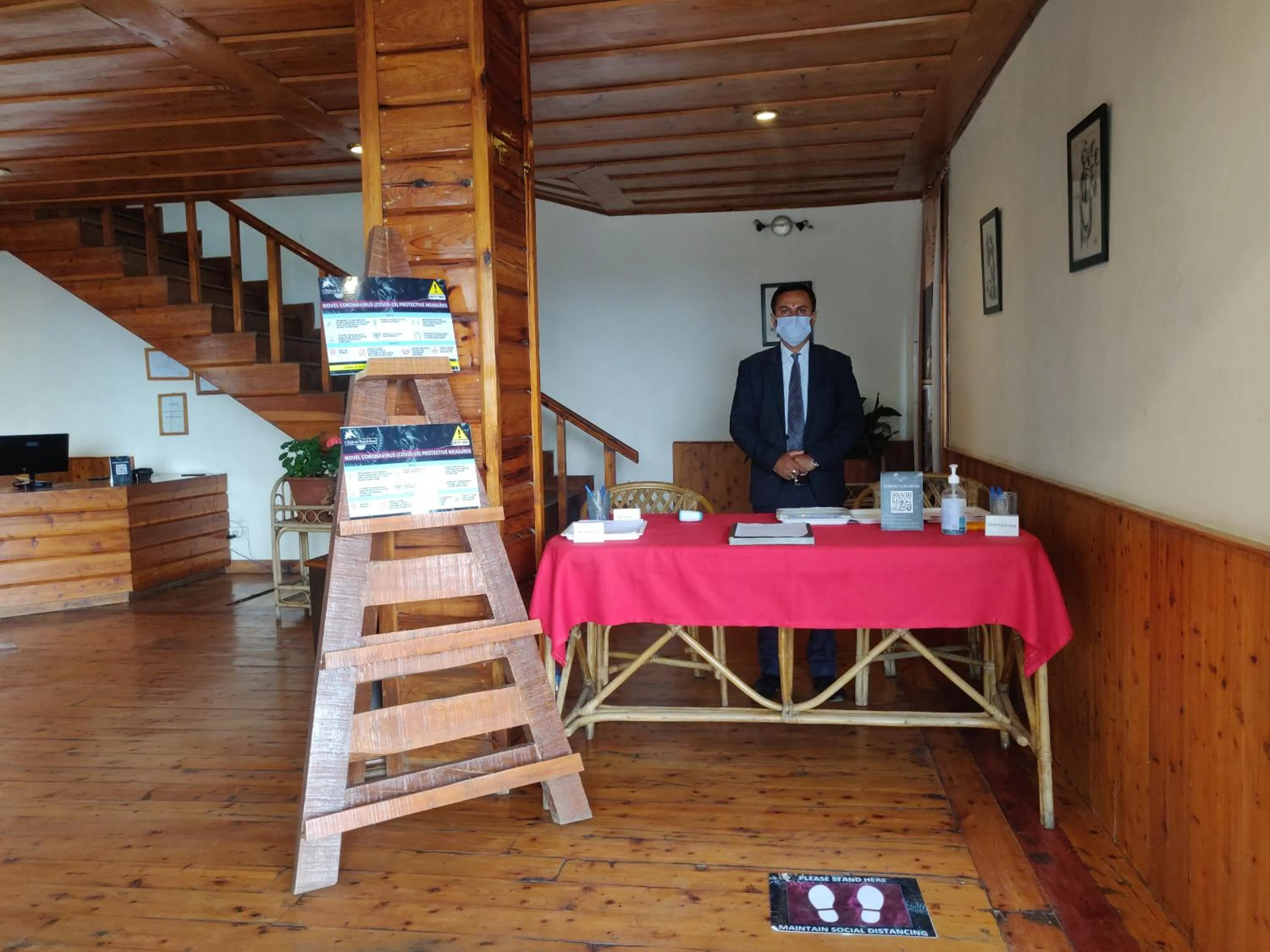 Lobby or reception in The Chalets Naldehra