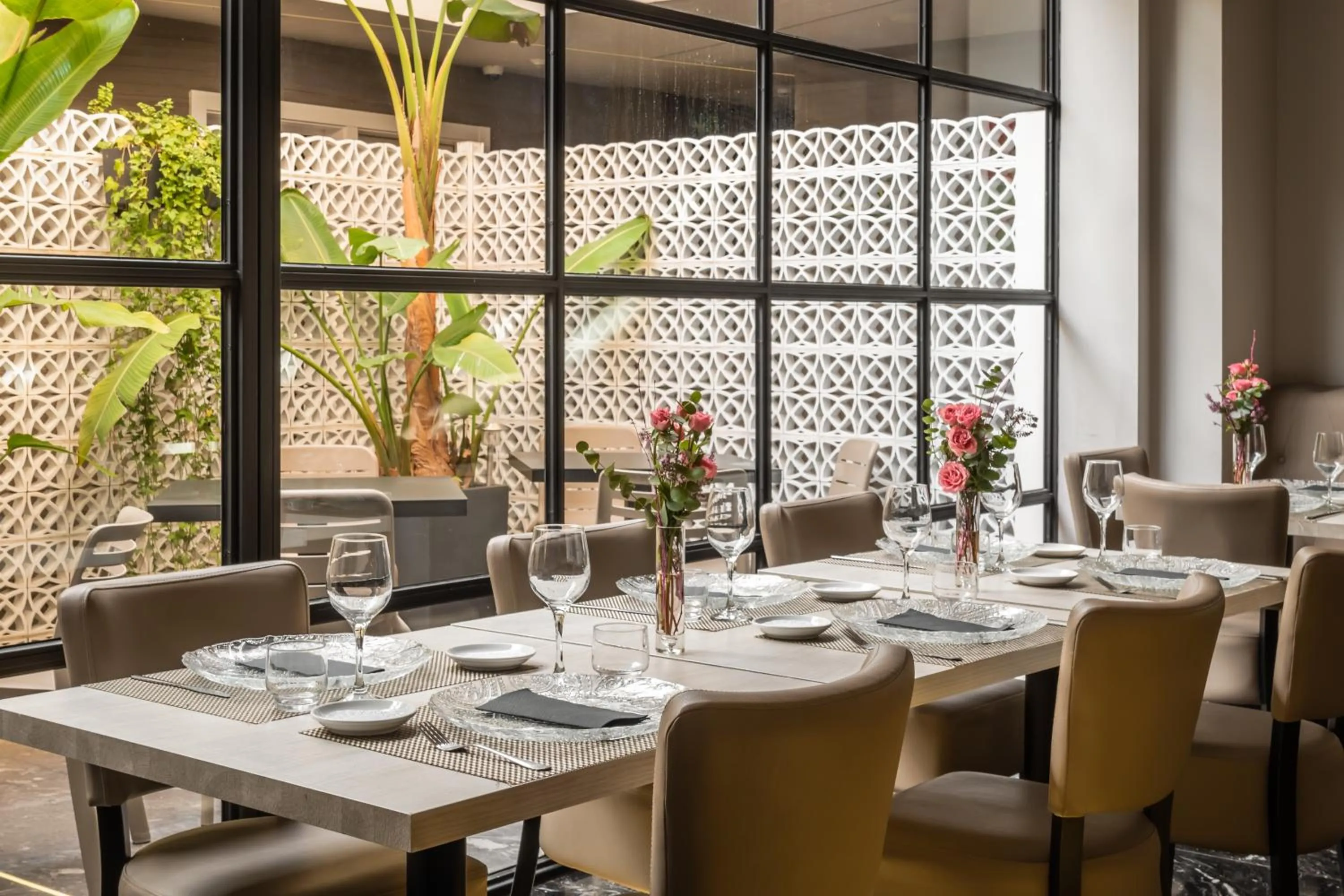 Restaurant/places to eat in Arya Stadium Hotel