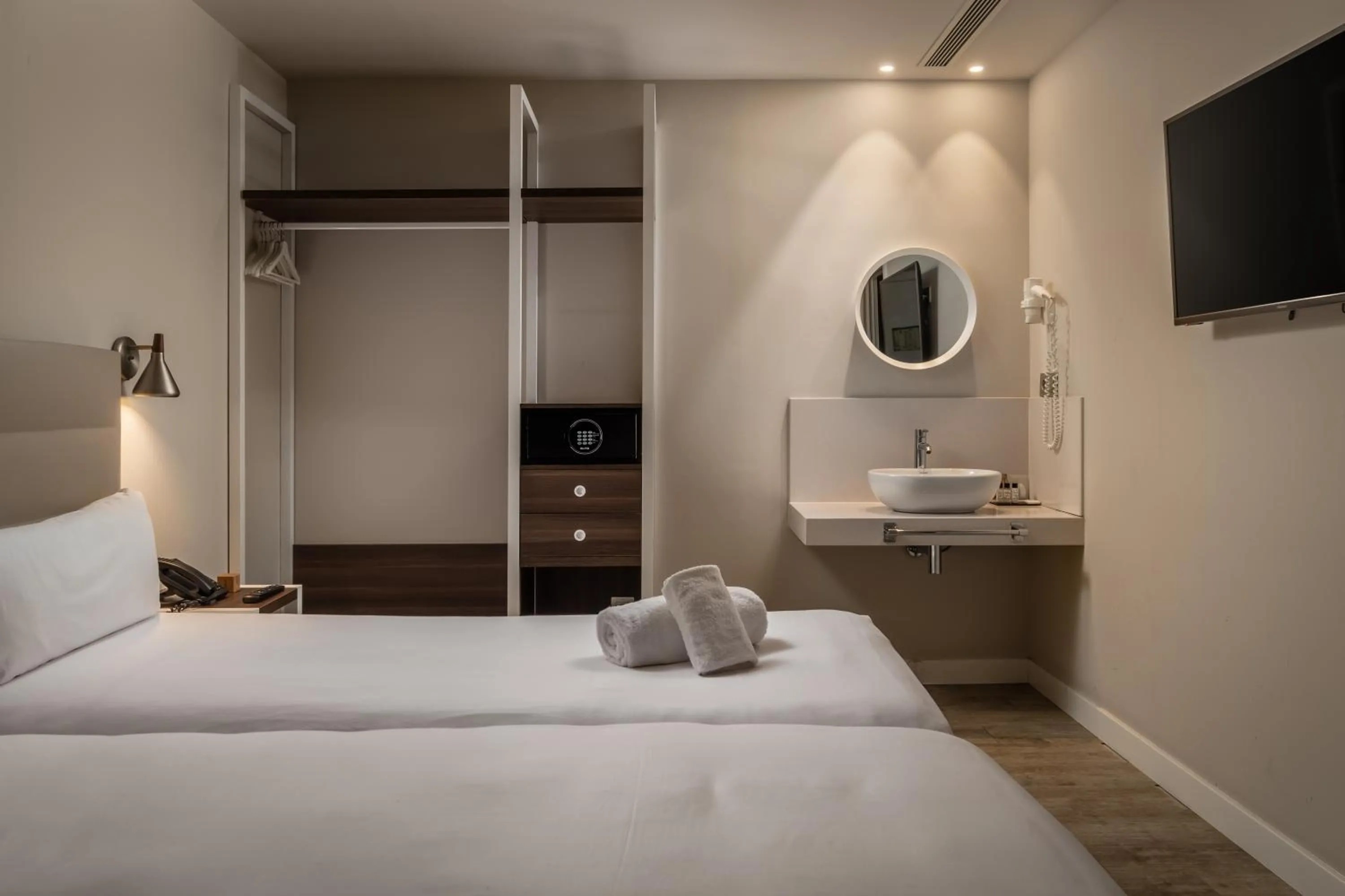 Bed in Arya Stadium Hotel