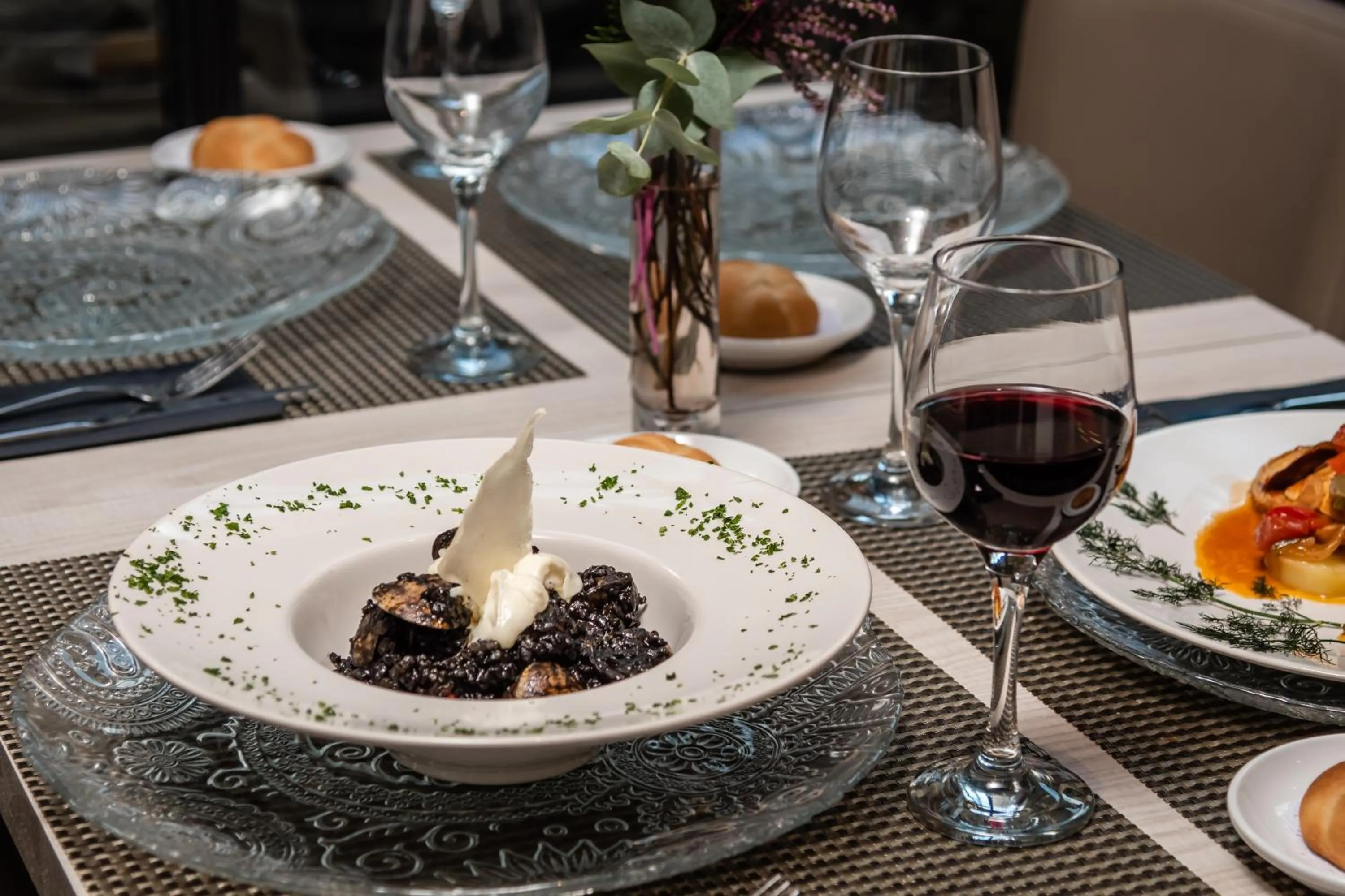 Restaurant/places to eat in Arya Stadium Hotel