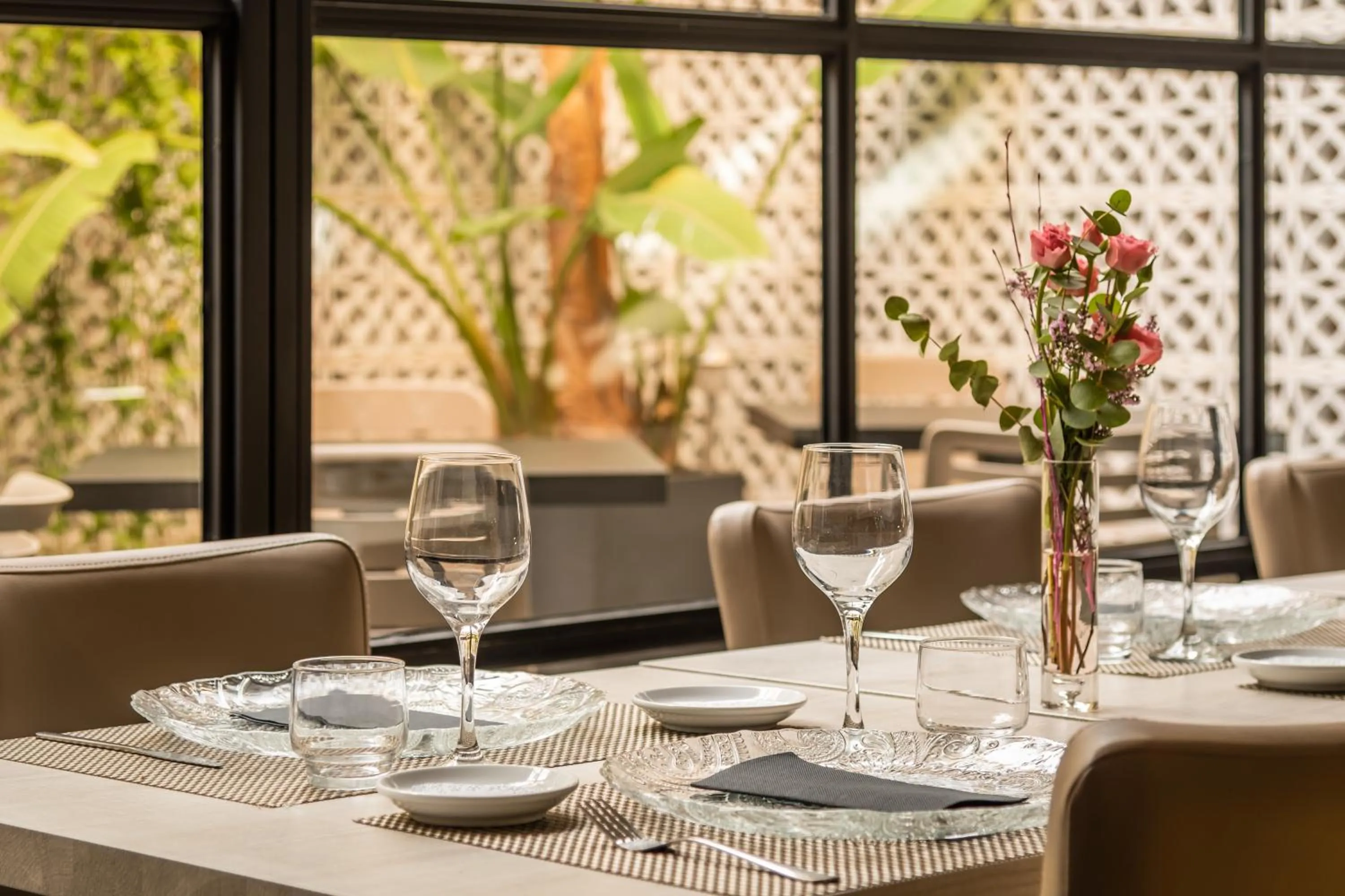 Restaurant/places to eat in Arya Stadium Hotel