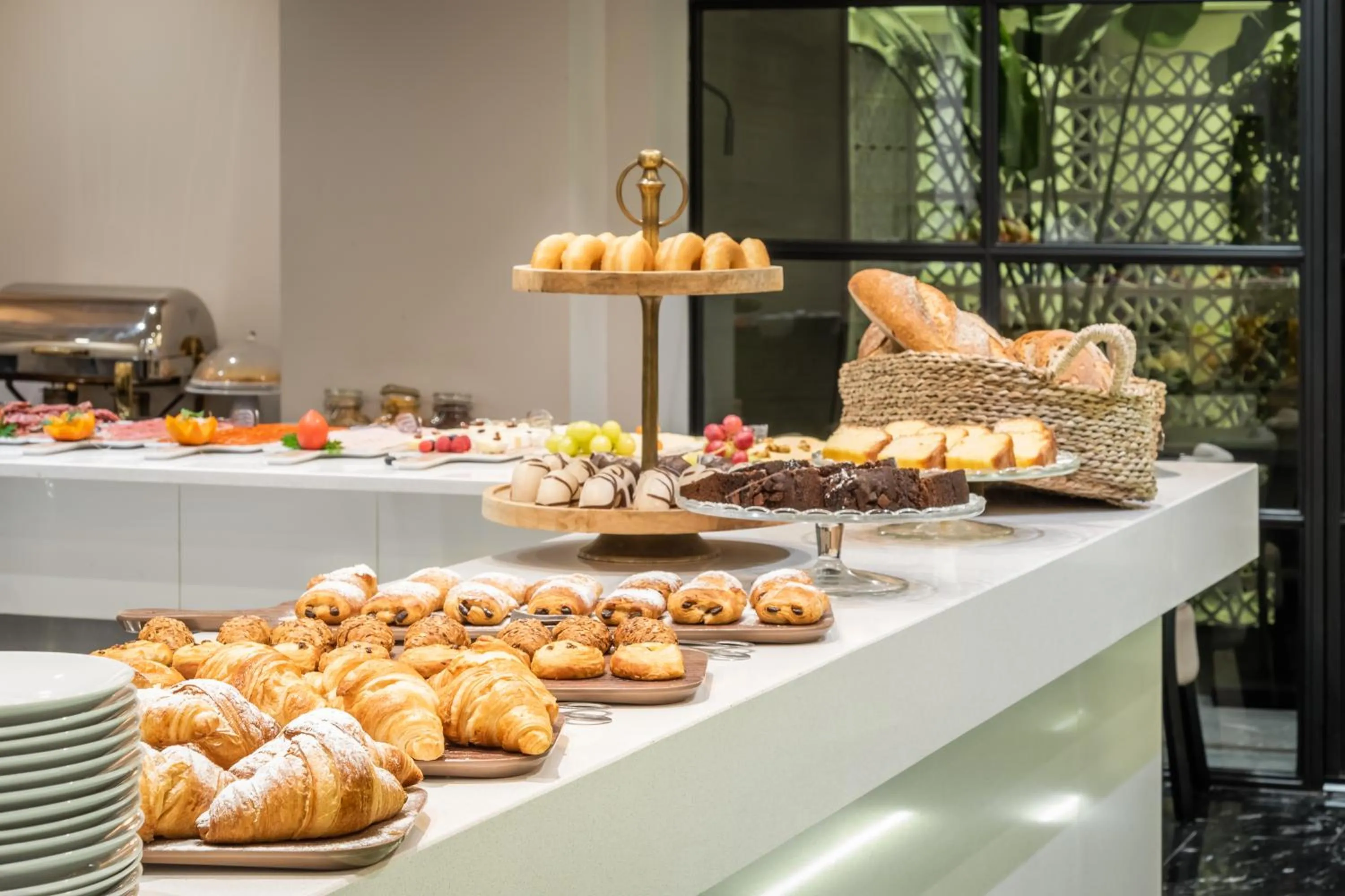 Restaurant/places to eat in Arya Stadium Hotel