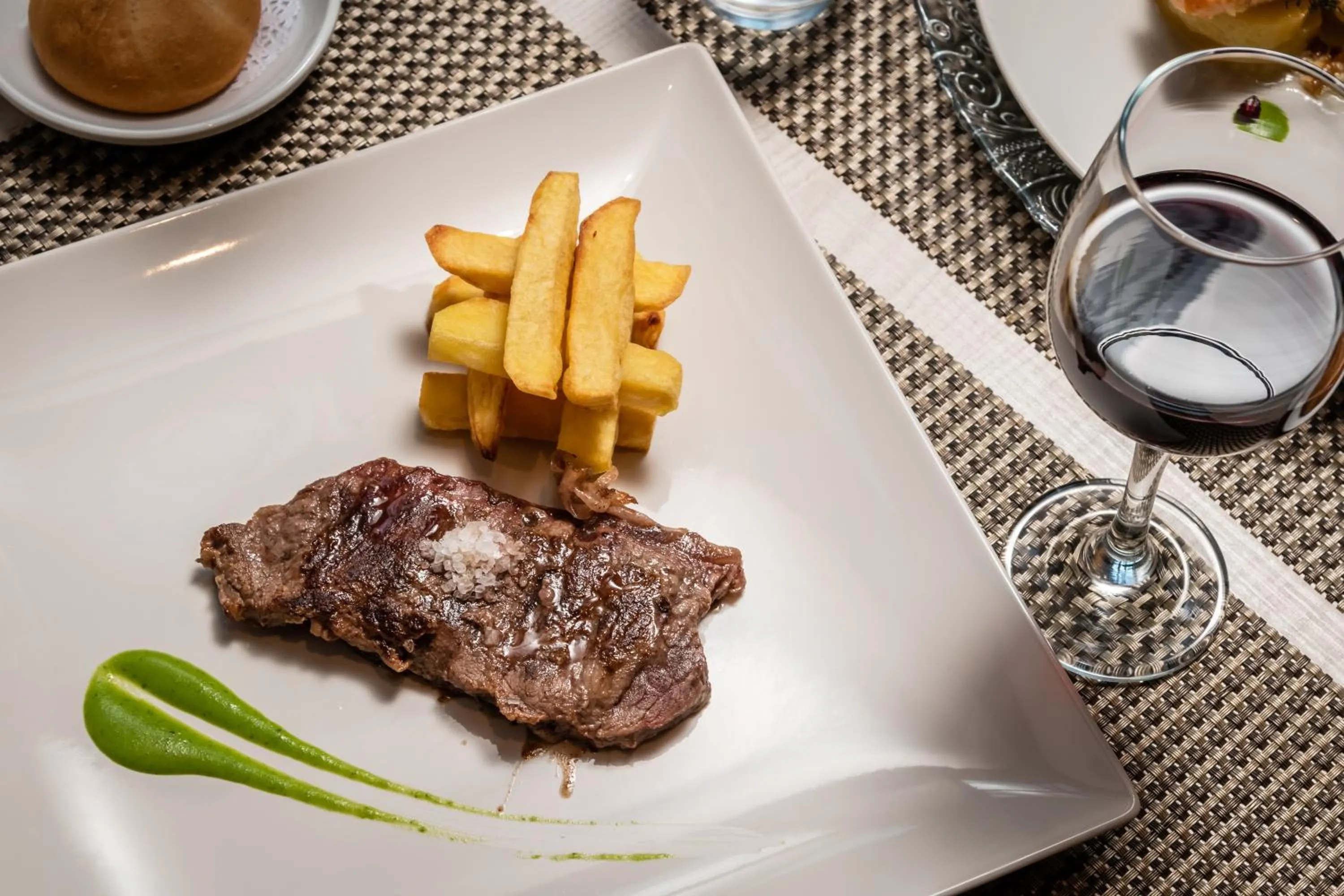 Restaurant/places to eat in Arya Stadium Hotel