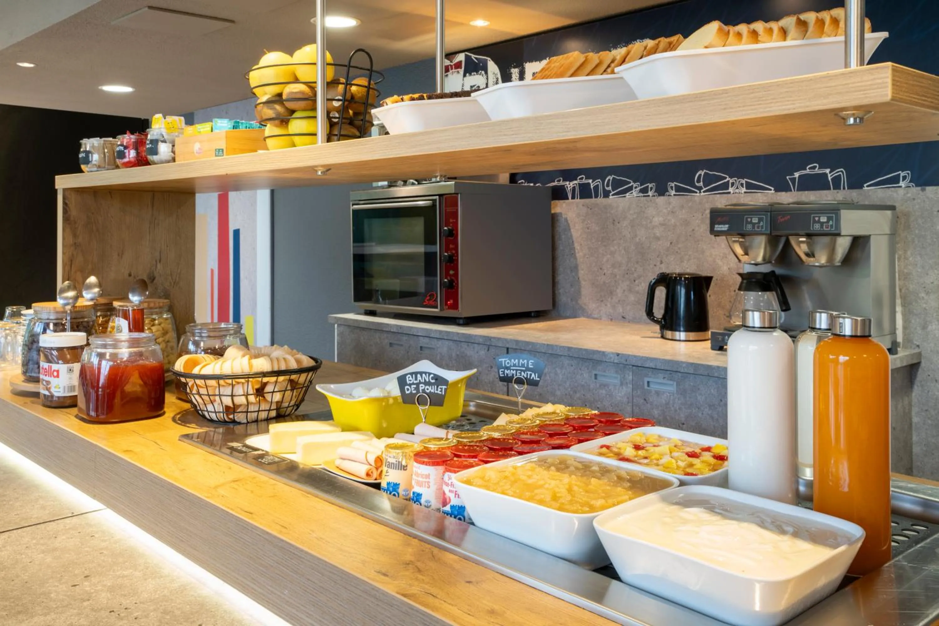 Buffet breakfast in ibis budget Rennes Chantepie - Hôtel rénové