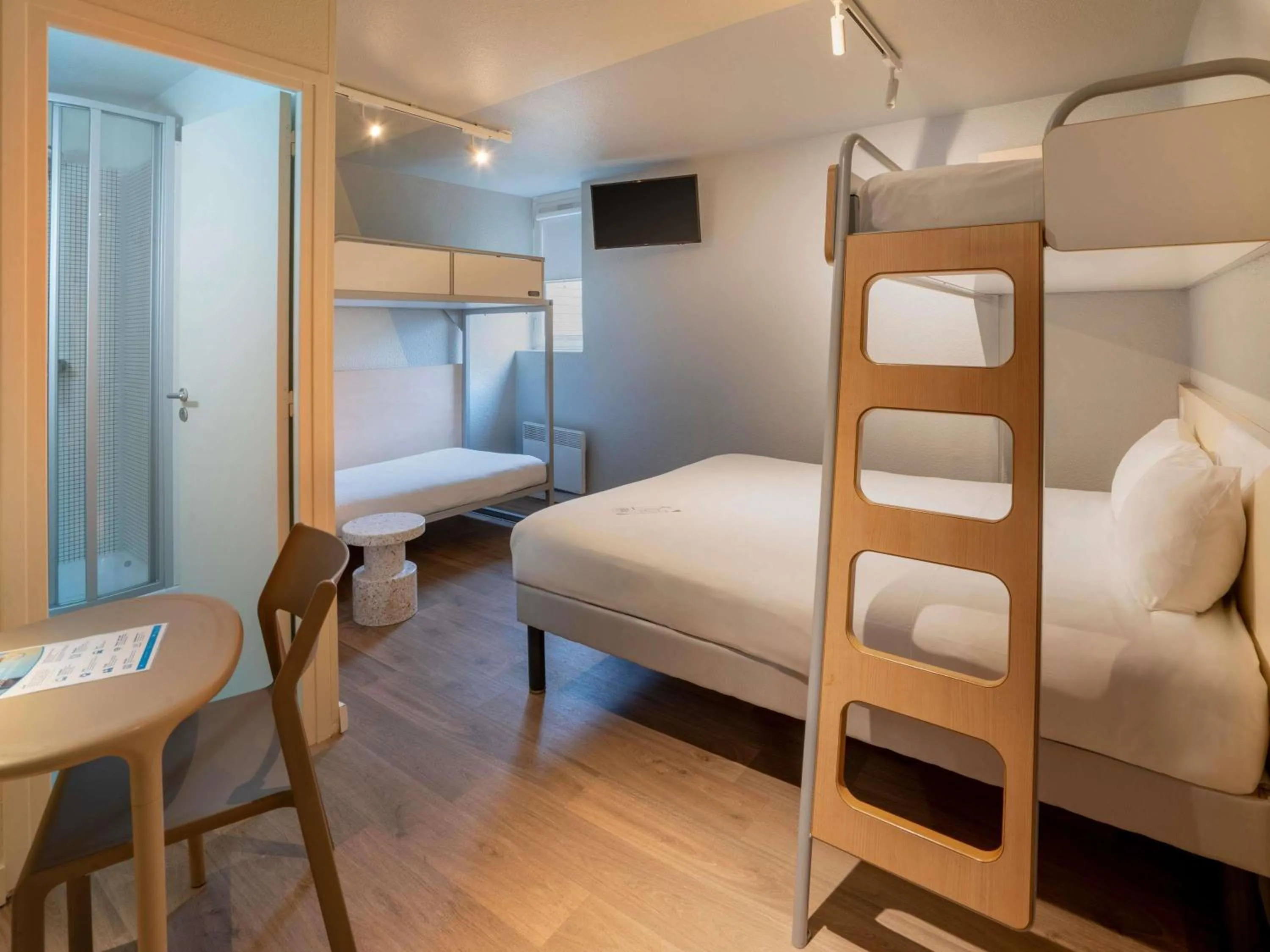 Bedroom, Bed in ibis budget Rennes Chantepie - Hôtel rénové