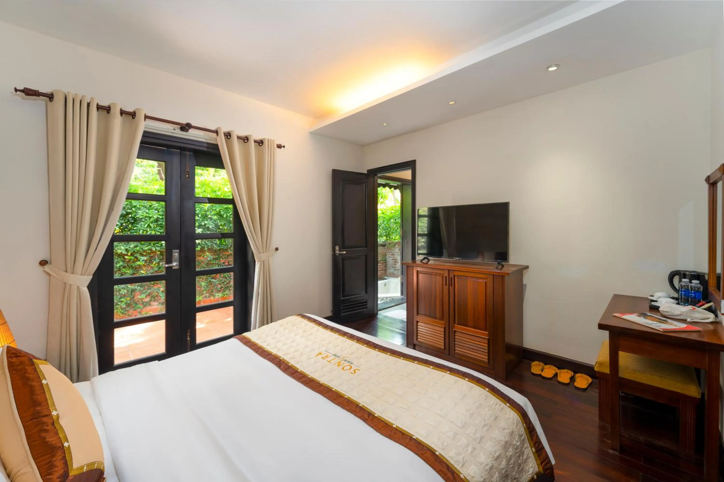 Communal lounge/ TV room, Bed in Son Tra Beach Resort & Spa Danang