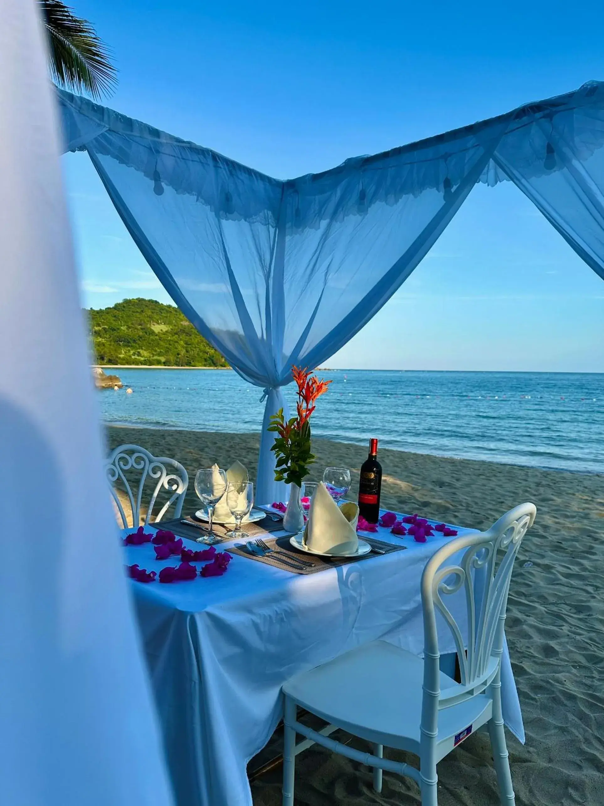 Restaurant/places to eat in Son Tra Beach Resort & Spa Danang Restaurant/places to eat in Son Tra Beach Resort & Spa Danang