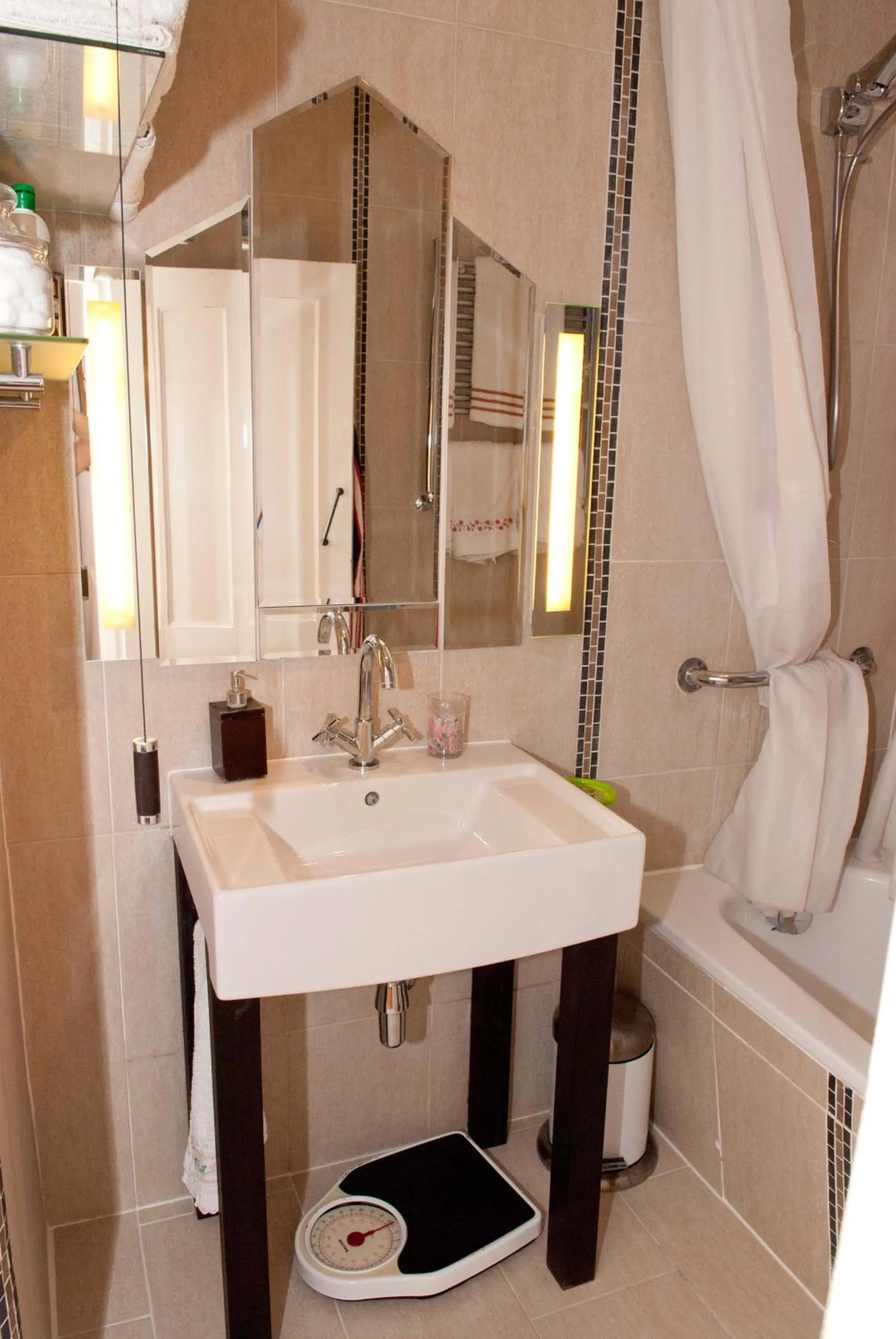 Shower in Muswell Hill B&B