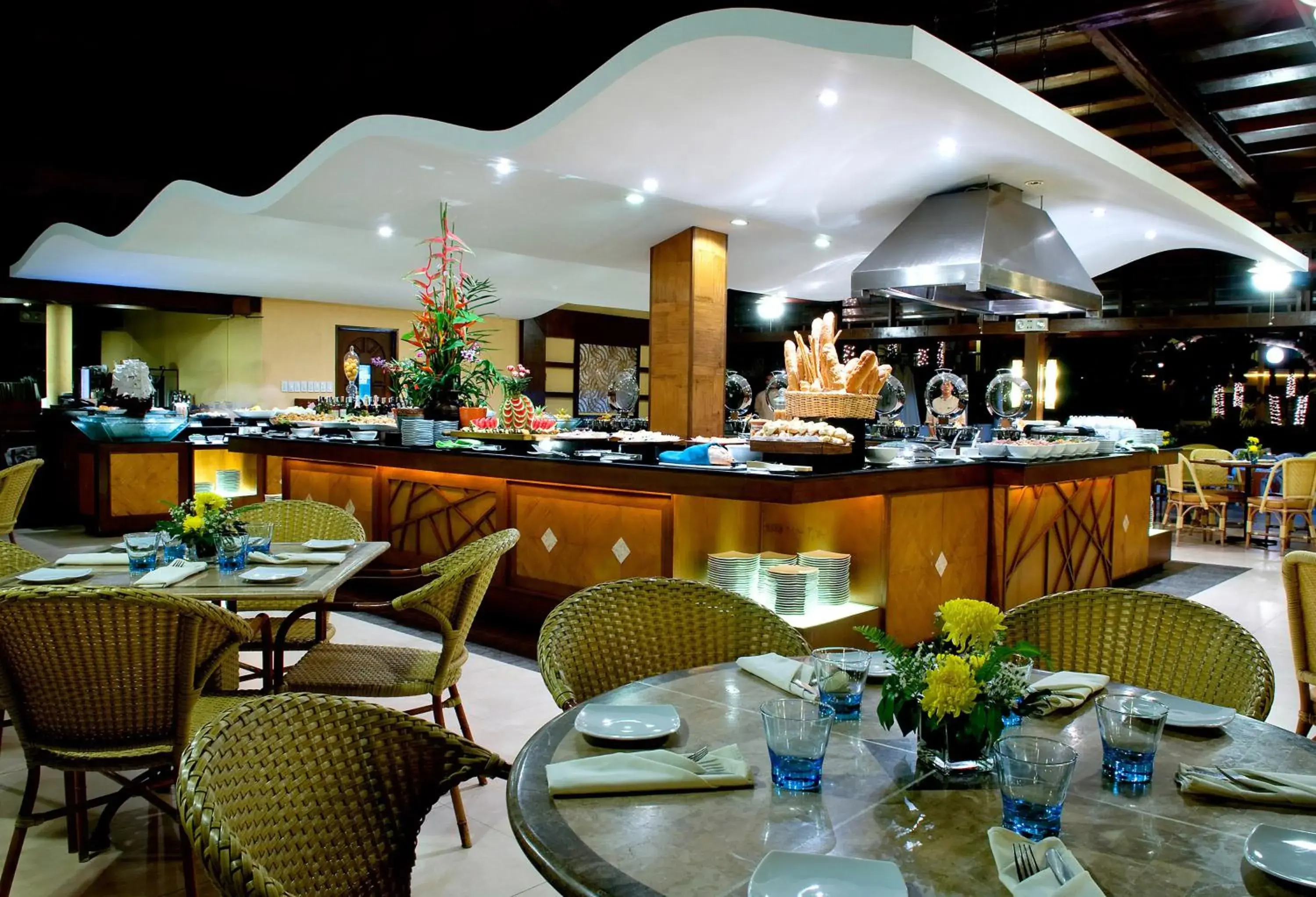 Restaurant/places to eat in Henann Regency Resort and Spa Restaurant/places to eat in Henann Regency Resort and Spa