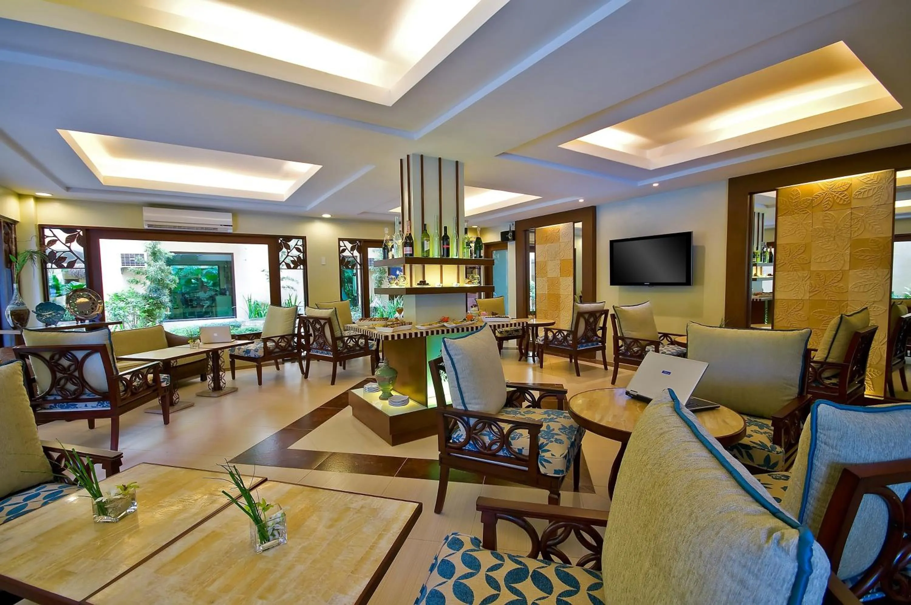 Lounge or bar in Henann Regency Resort and Spa
