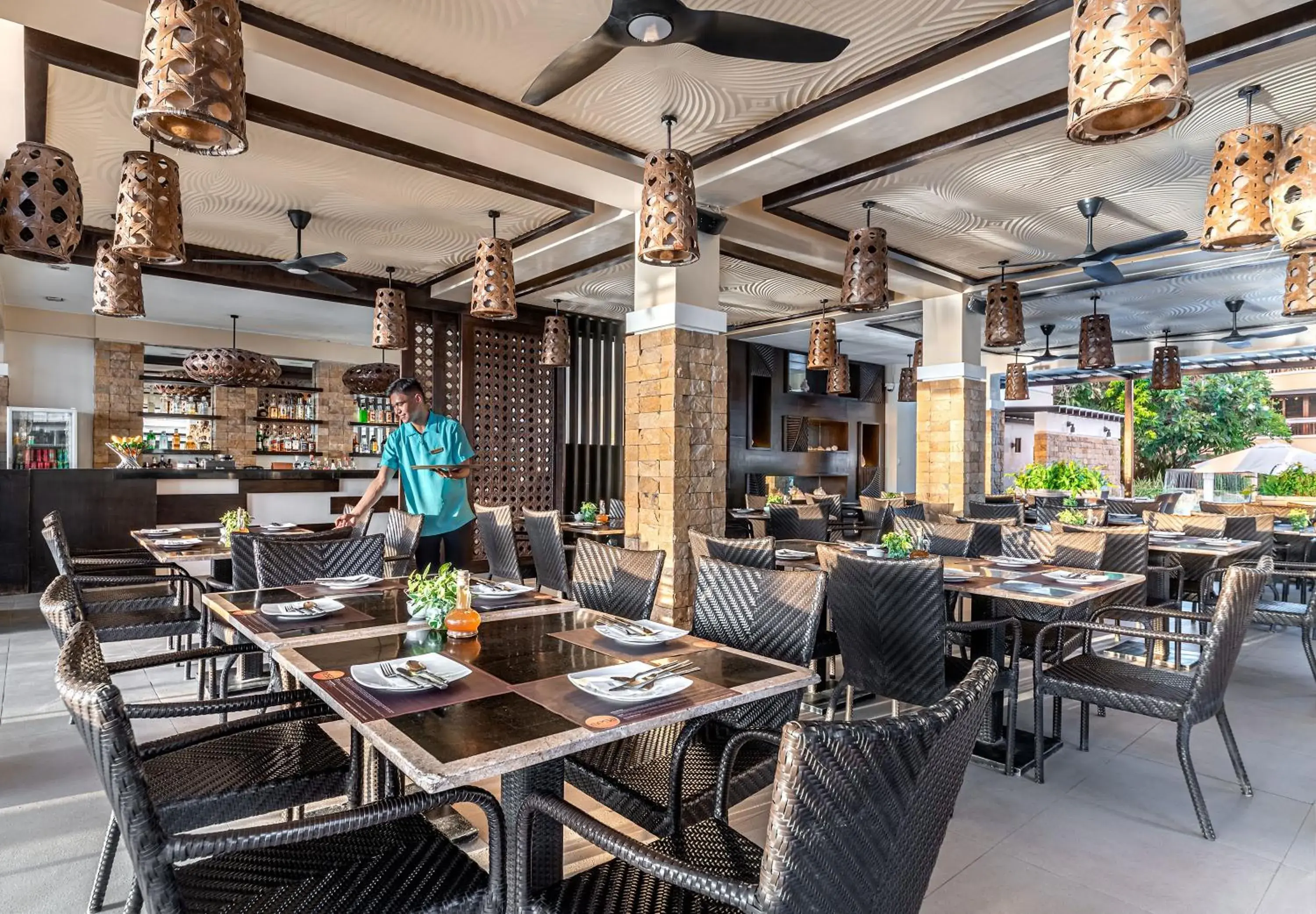 Restaurant/places to eat in Henann Regency Resort and Spa Restaurant/places to eat in Henann Regency Resort and Spa