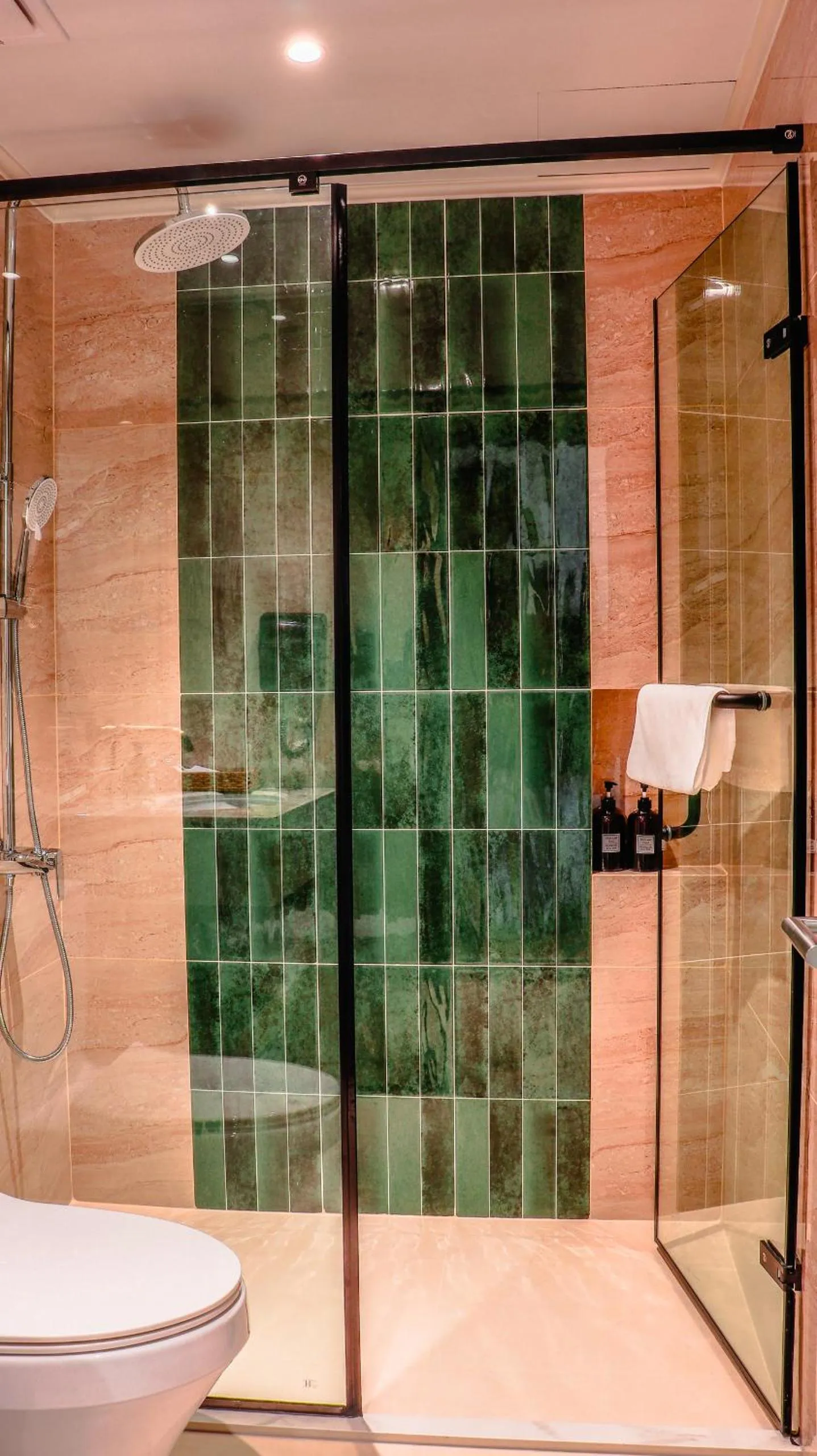 Shower in Bon Ami Hotel - Thiên Xuân Hotel