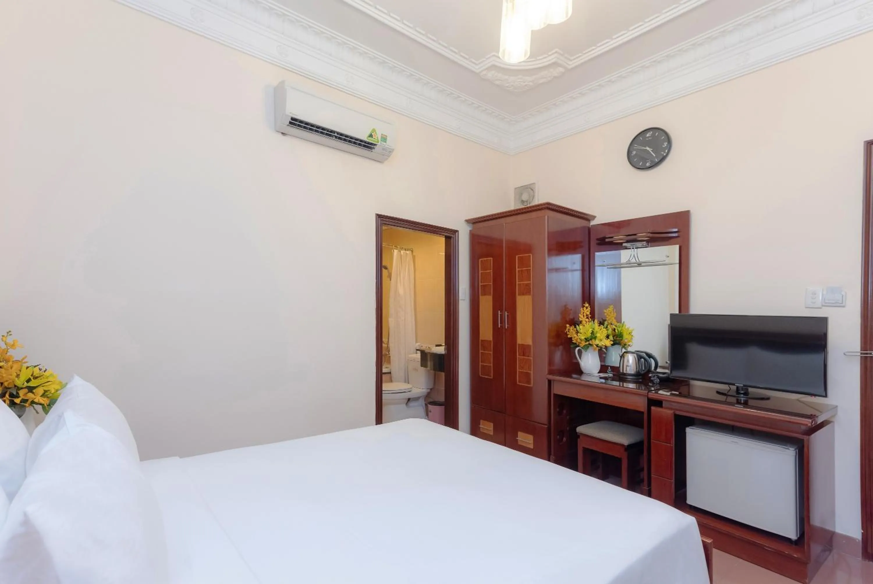 Bathroom, Bed in Bon Ami Hotel - Thiên Xuân Hotel