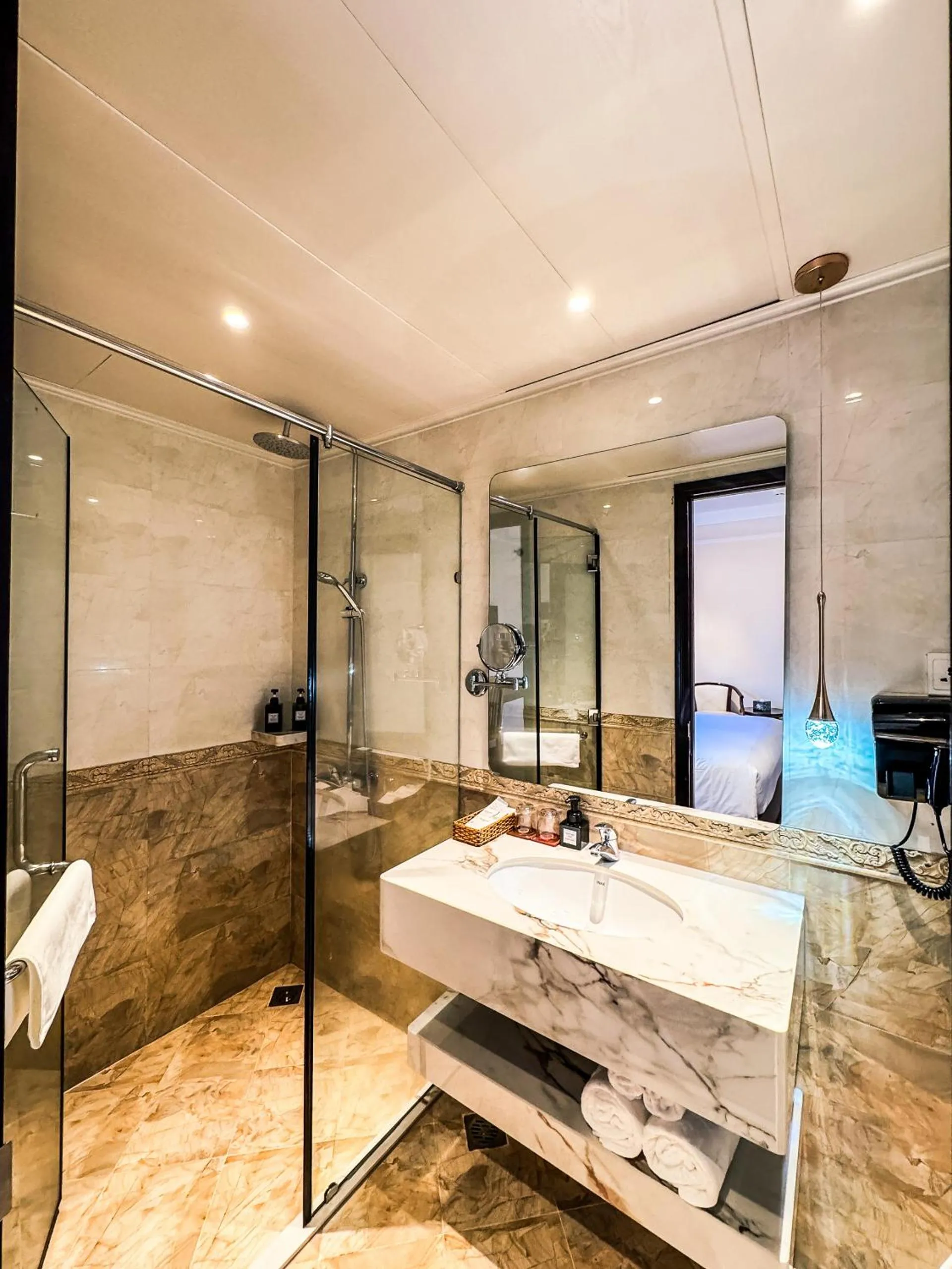 Shower in Bon Ami Hotel - Thiên Xuân Hotel