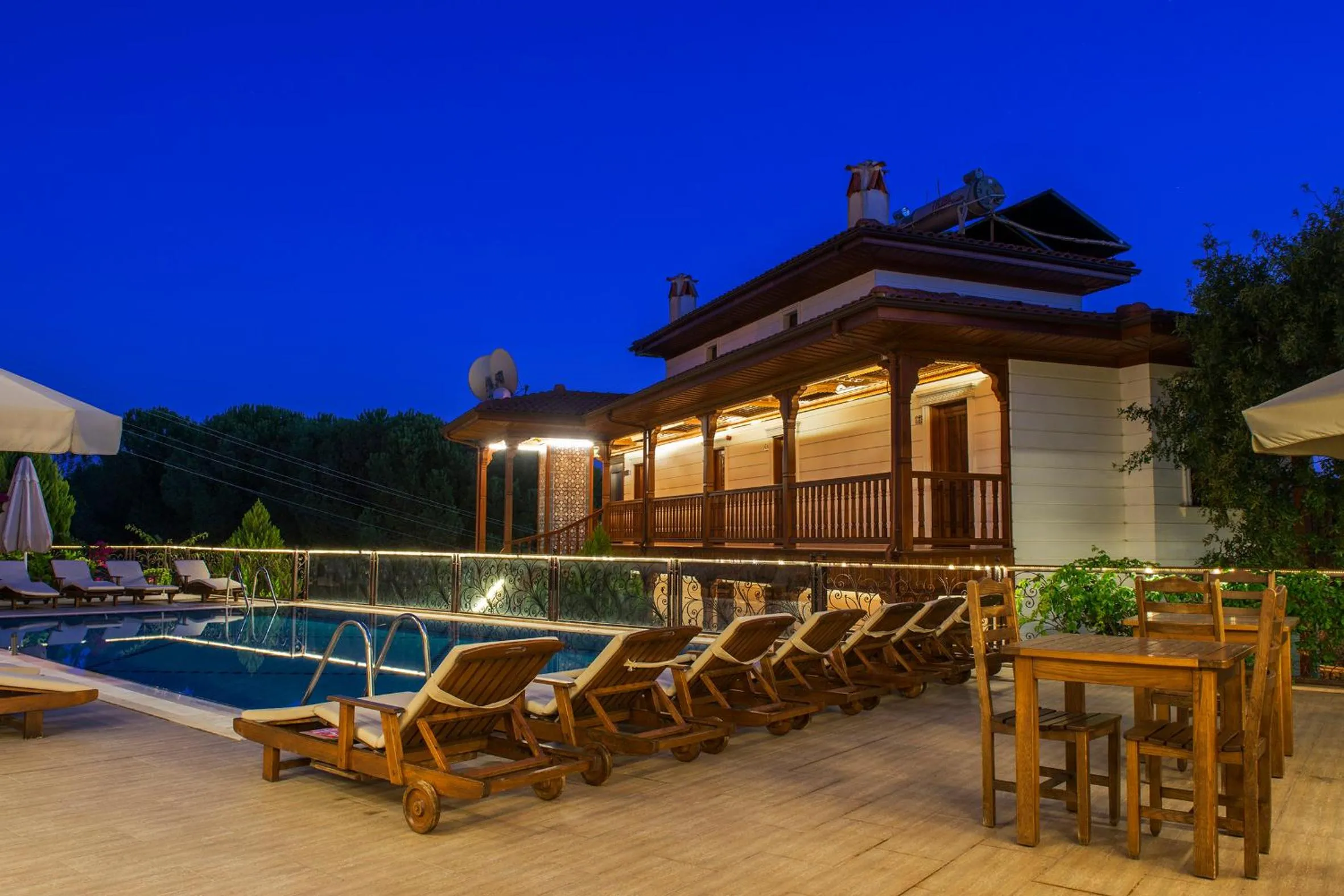 Swimming pool in Hotel Azmakhan