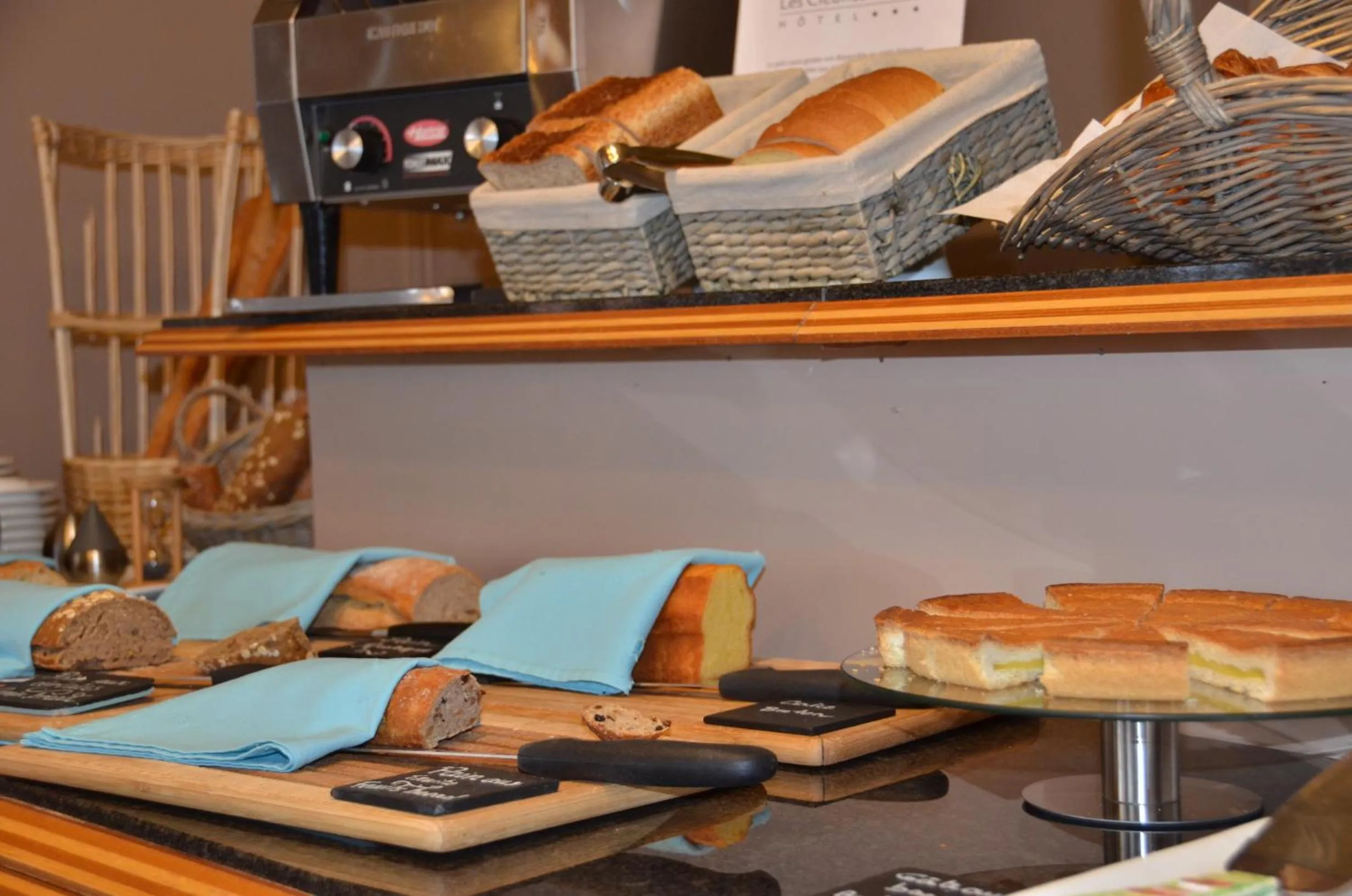 Continental breakfast in Hotel et Spa Les Cleunes Oléron