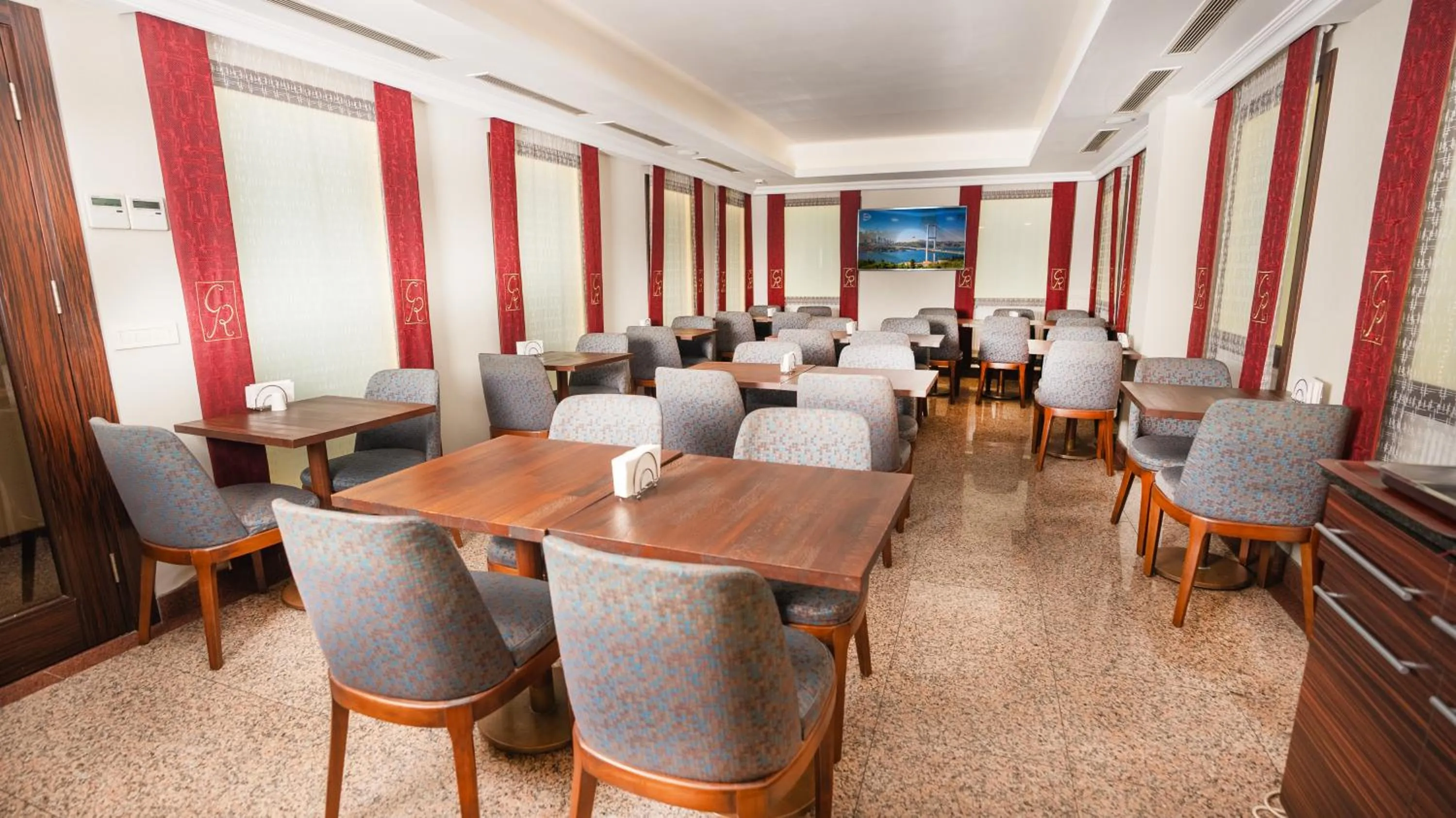 Restaurant/places to eat in Golden Siyav Hotel