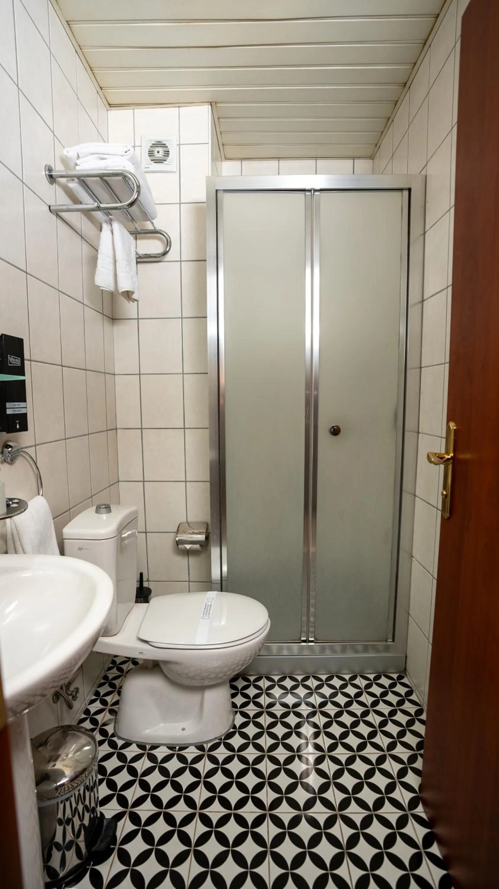 Shower in Golden Siyav Hotel