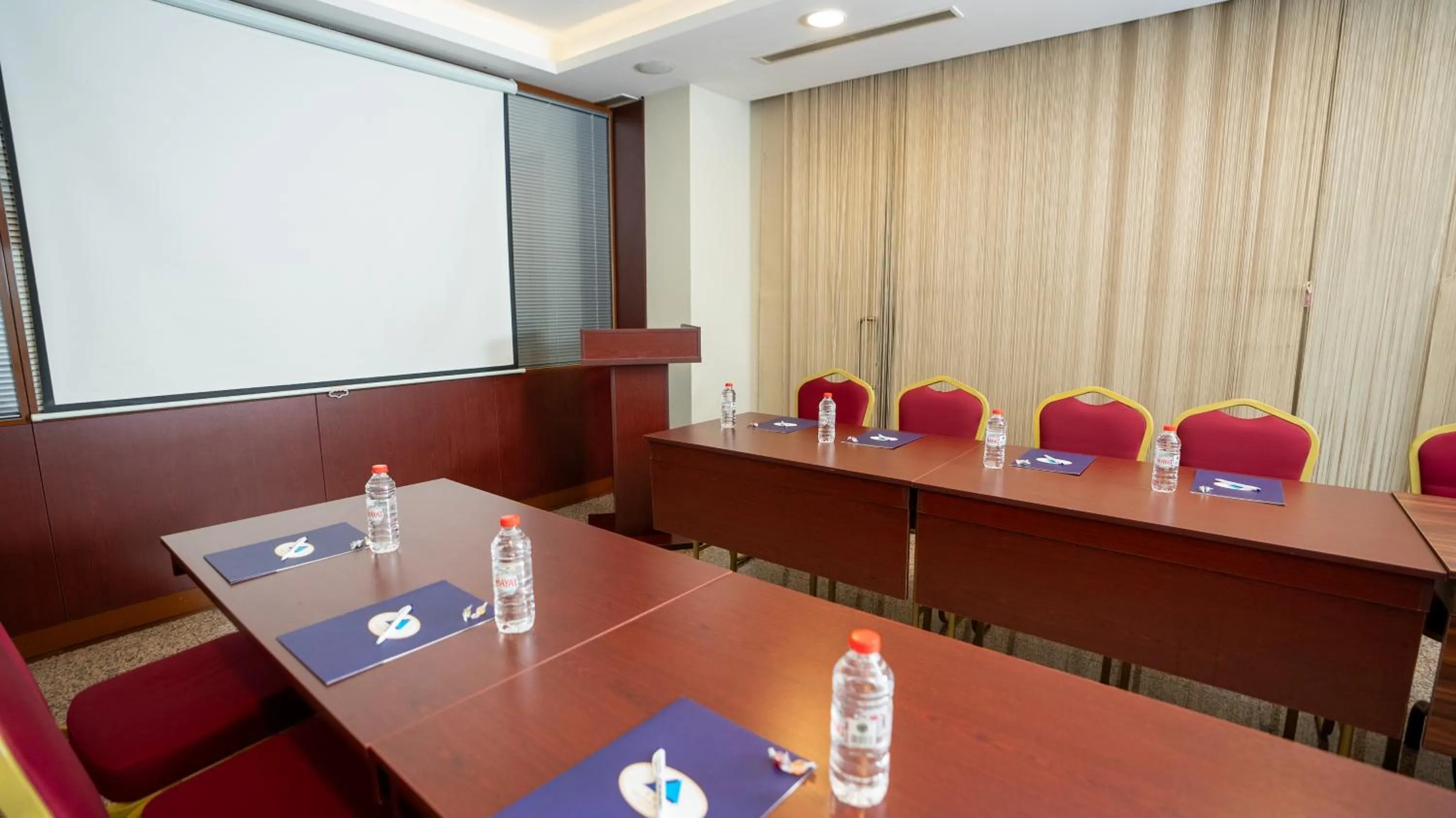 Meeting/conference room in Golden Siyav Hotel