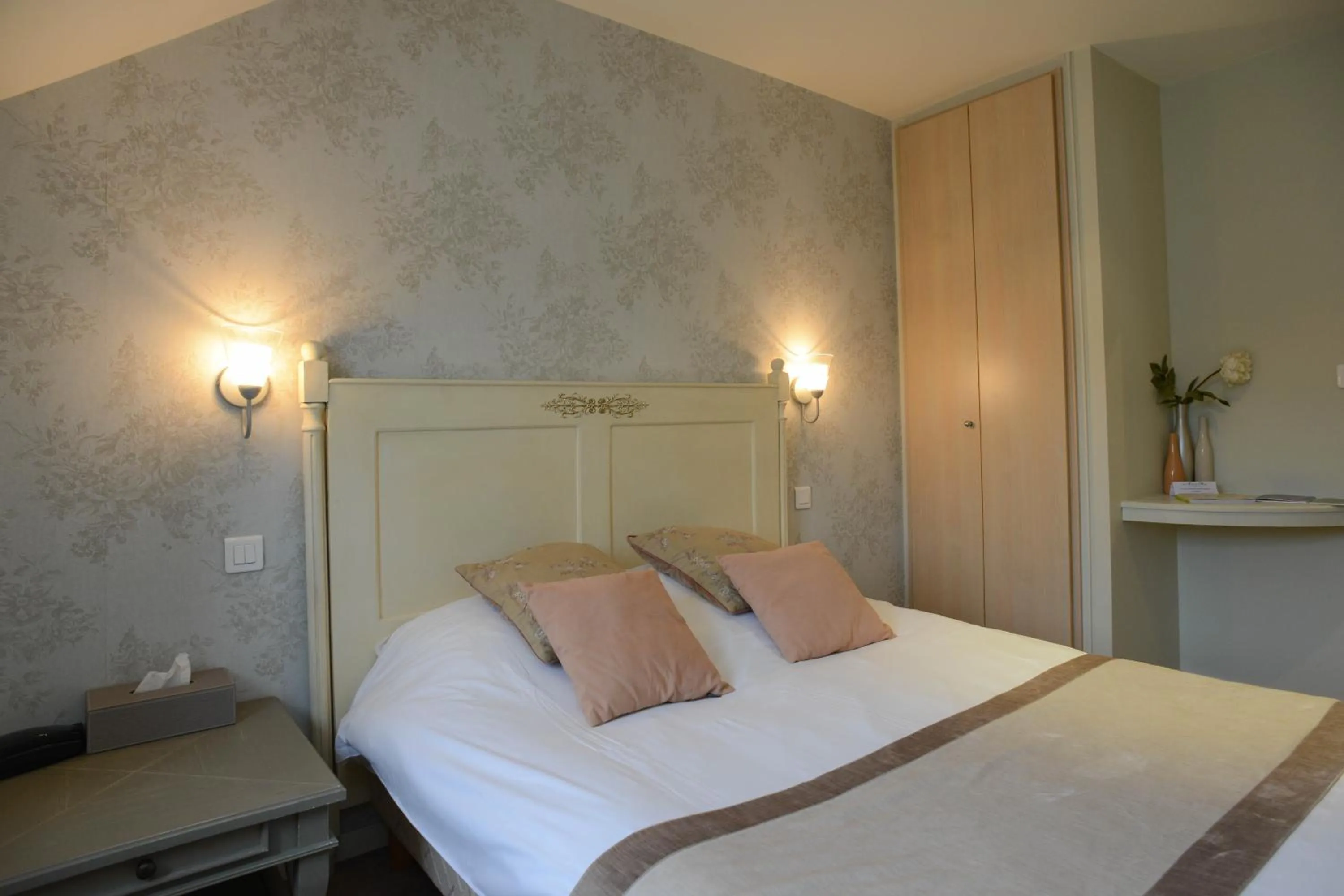 Bedroom, Bed in Demeures & Châteaux, La Ferme des Mares