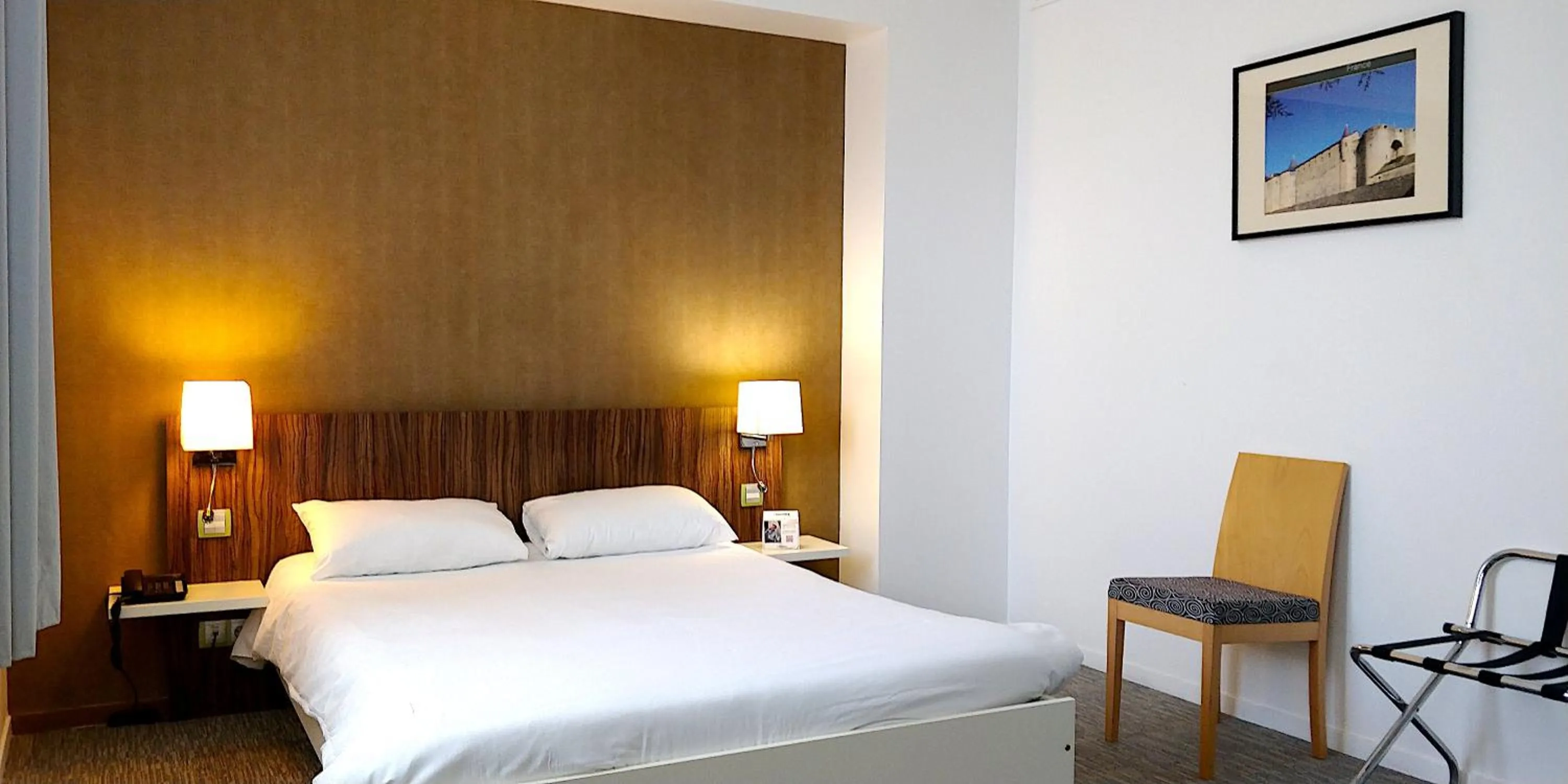 Bedroom, Bed in The Originals City, Hôtel Le Coeur d'Or, Sedan Est