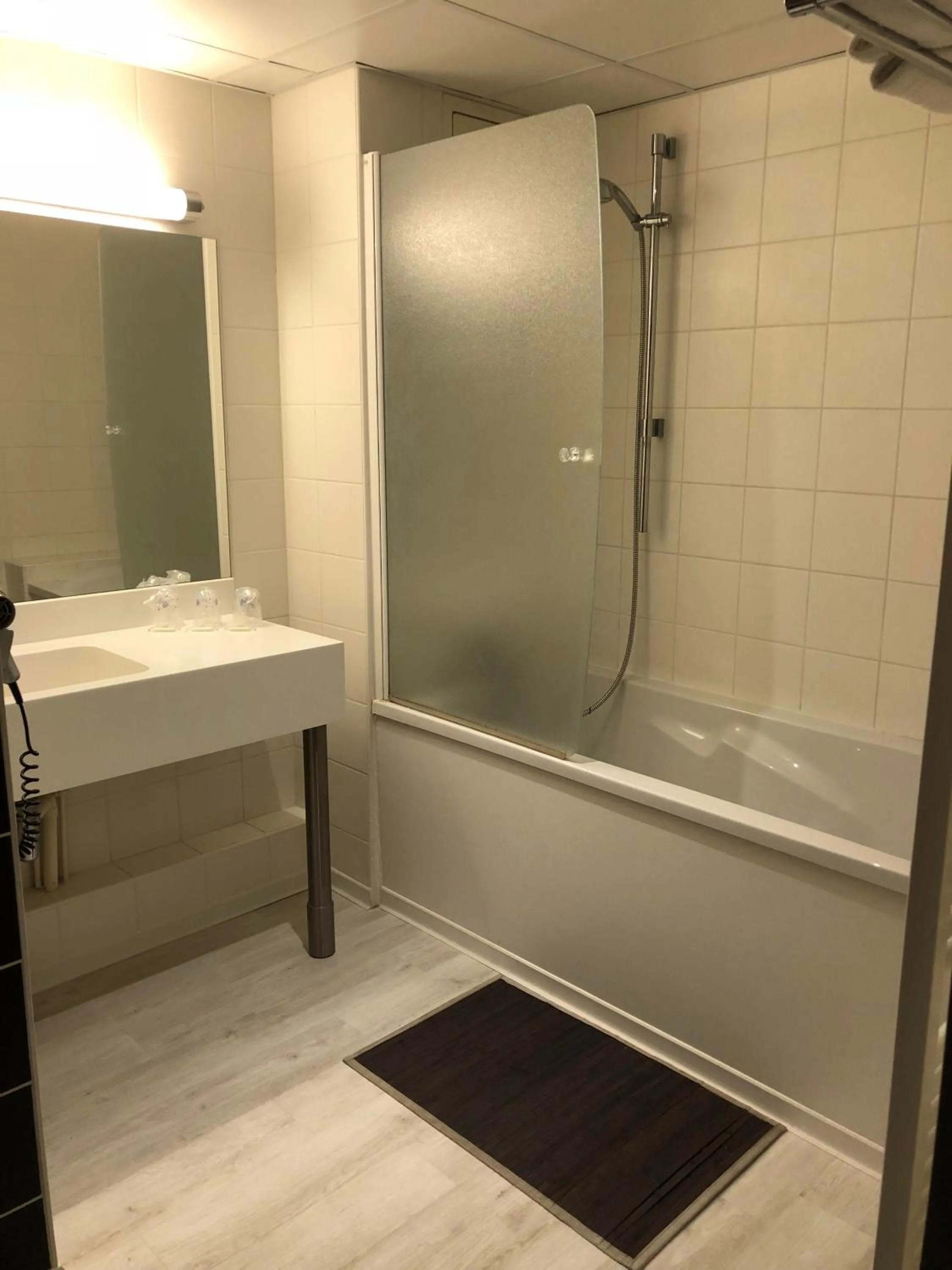 Bathroom in The Originals City, Hôtel Le Coeur d'Or, Sedan Est