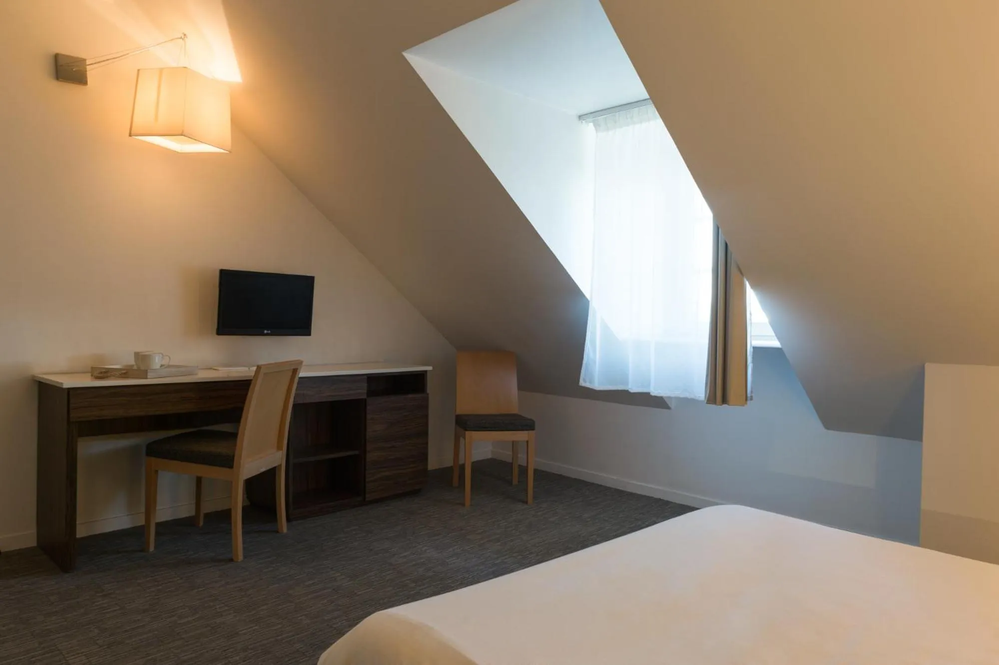 Bed in The Originals City, Hôtel Le Coeur d'Or, Sedan Est