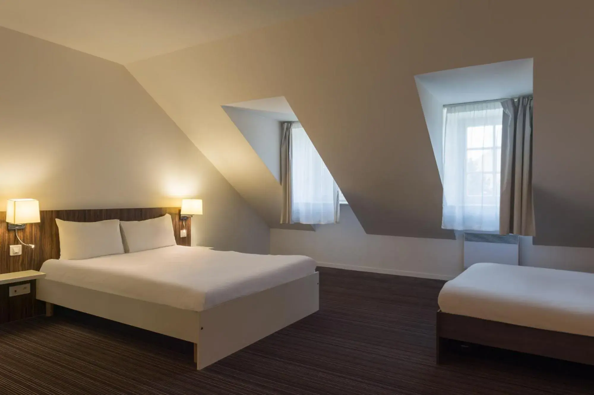 Bed in The Originals City, Hôtel Le Coeur d'Or, Sedan Est Bed in The Originals City, Hôtel Le Coeur d'Or, Sedan Est