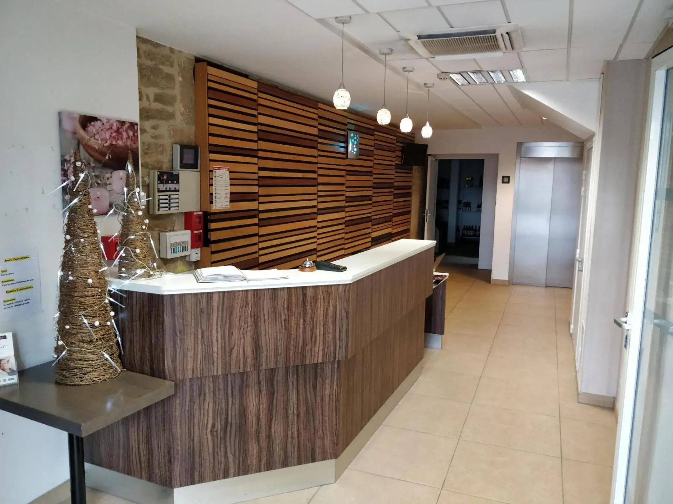 Lobby or reception in The Originals City, Hôtel Le Coeur d'Or, Sedan Est Lobby or reception in The Originals City, Hôtel Le Coeur d'Or, Sedan Est