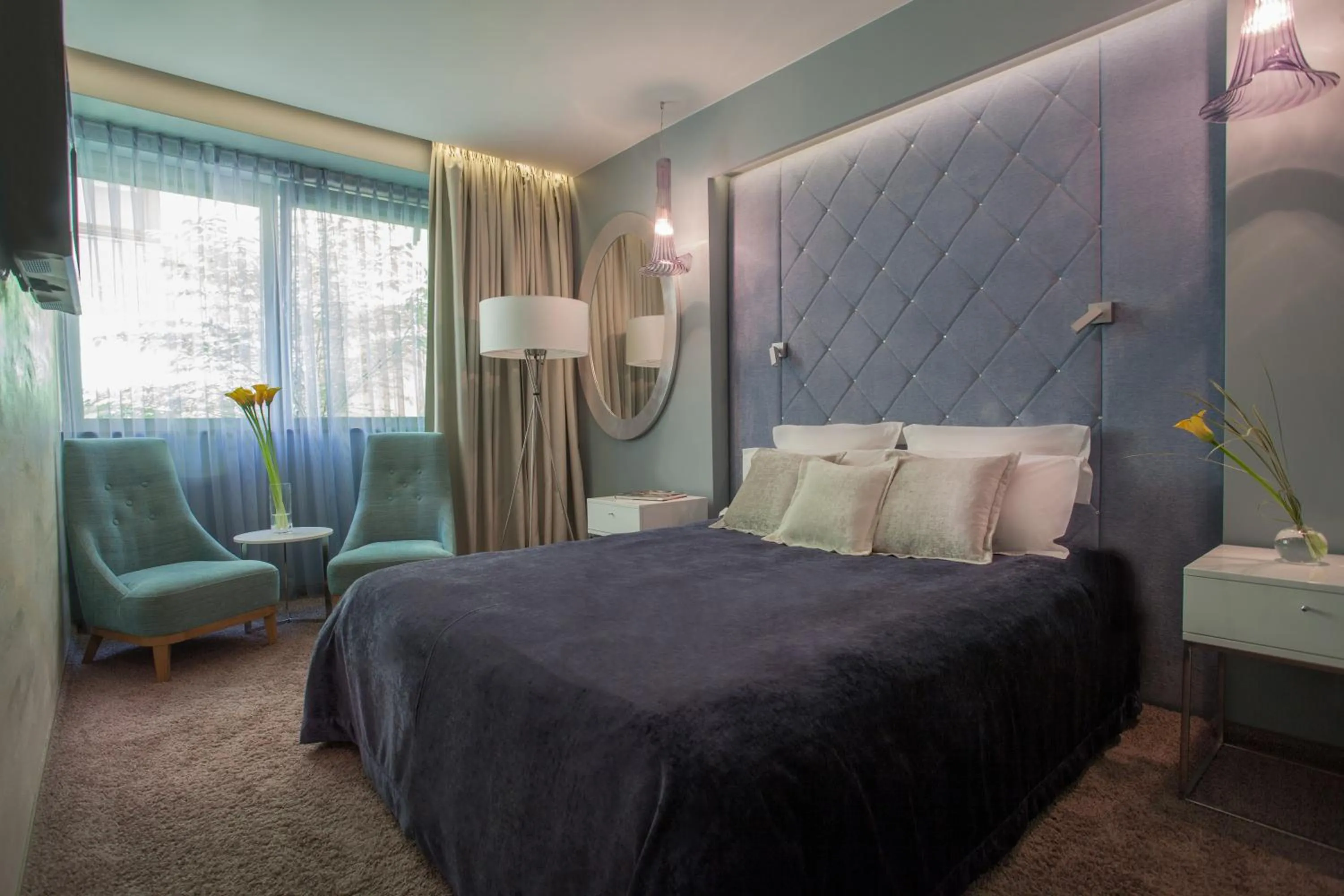 Photo of the whole room, Bed in Soleil Boutique H