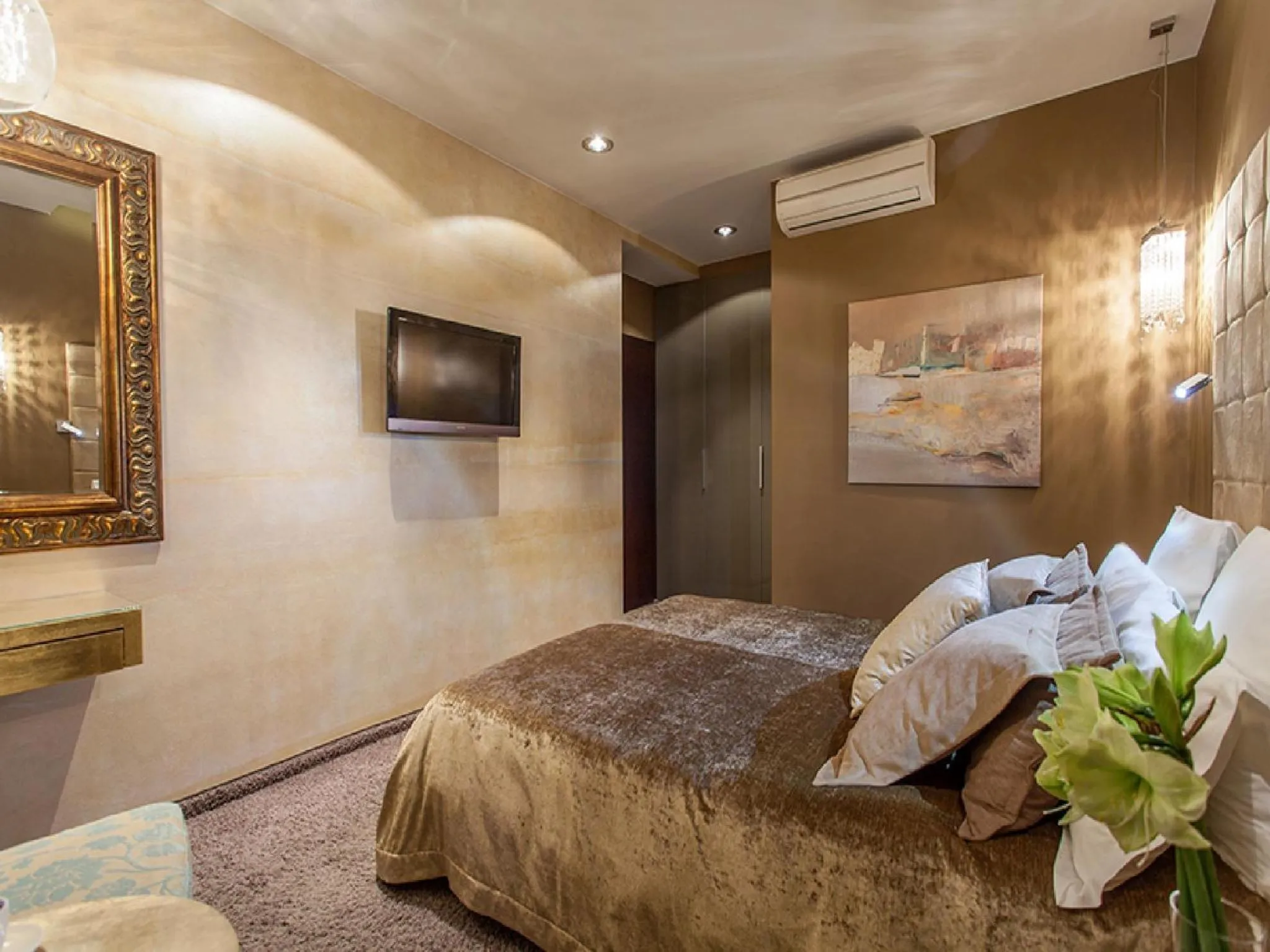 Bed in Soleil Boutique H