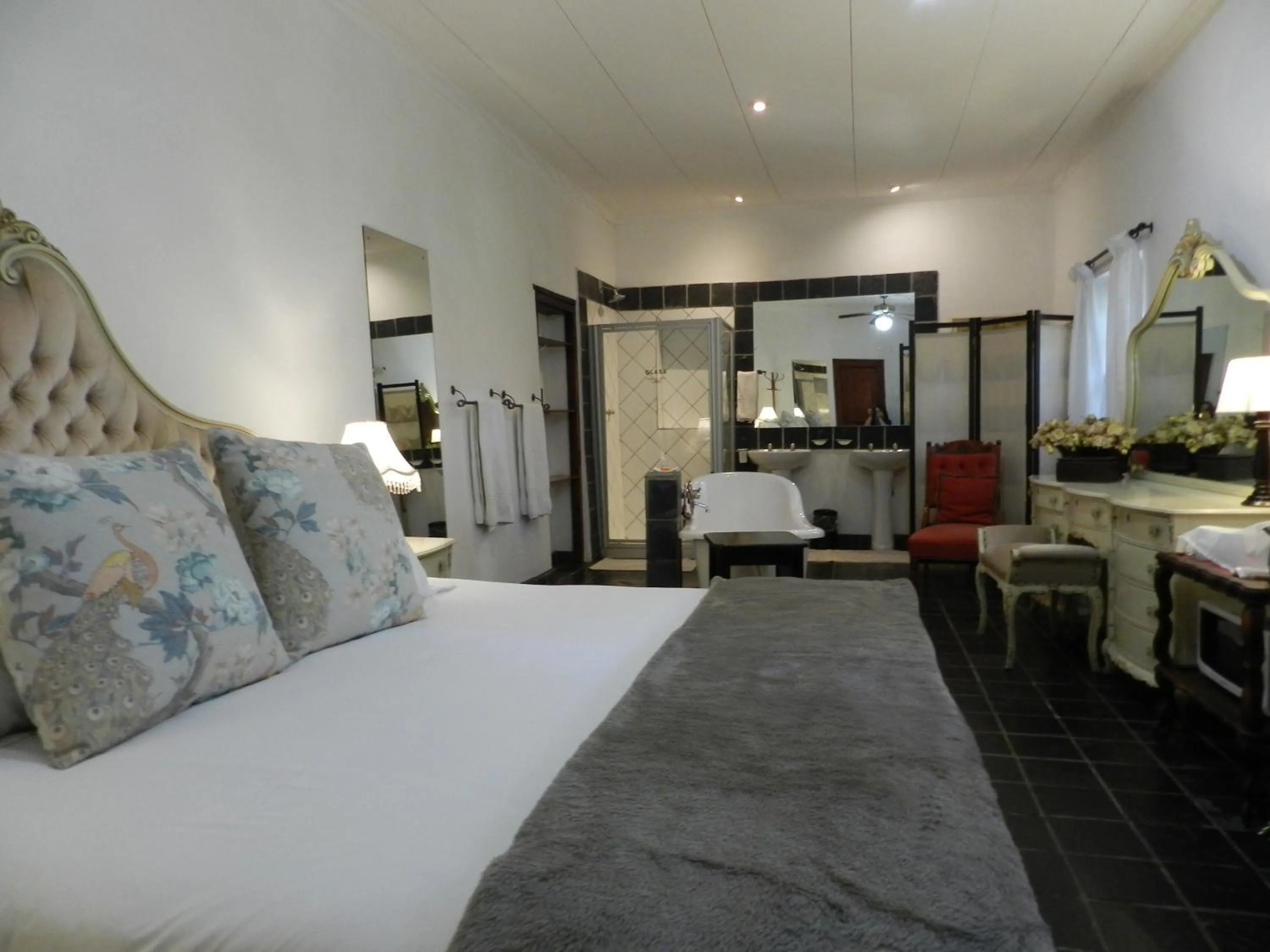 Shower, Bed in President Paul Kruger Guest Lodge