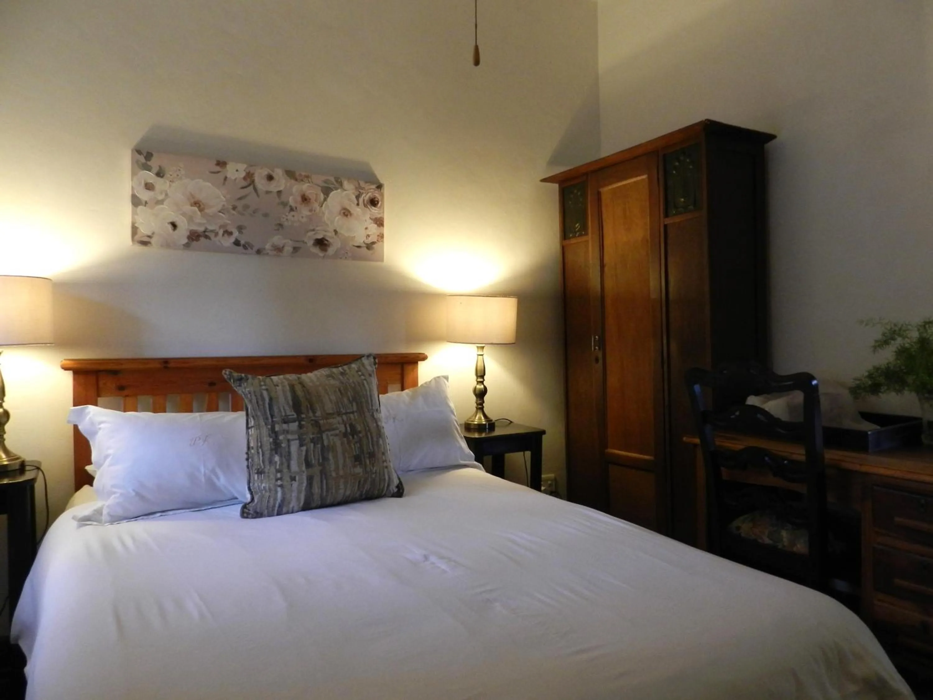 Shower, Bed in President Paul Kruger Guest Lodge