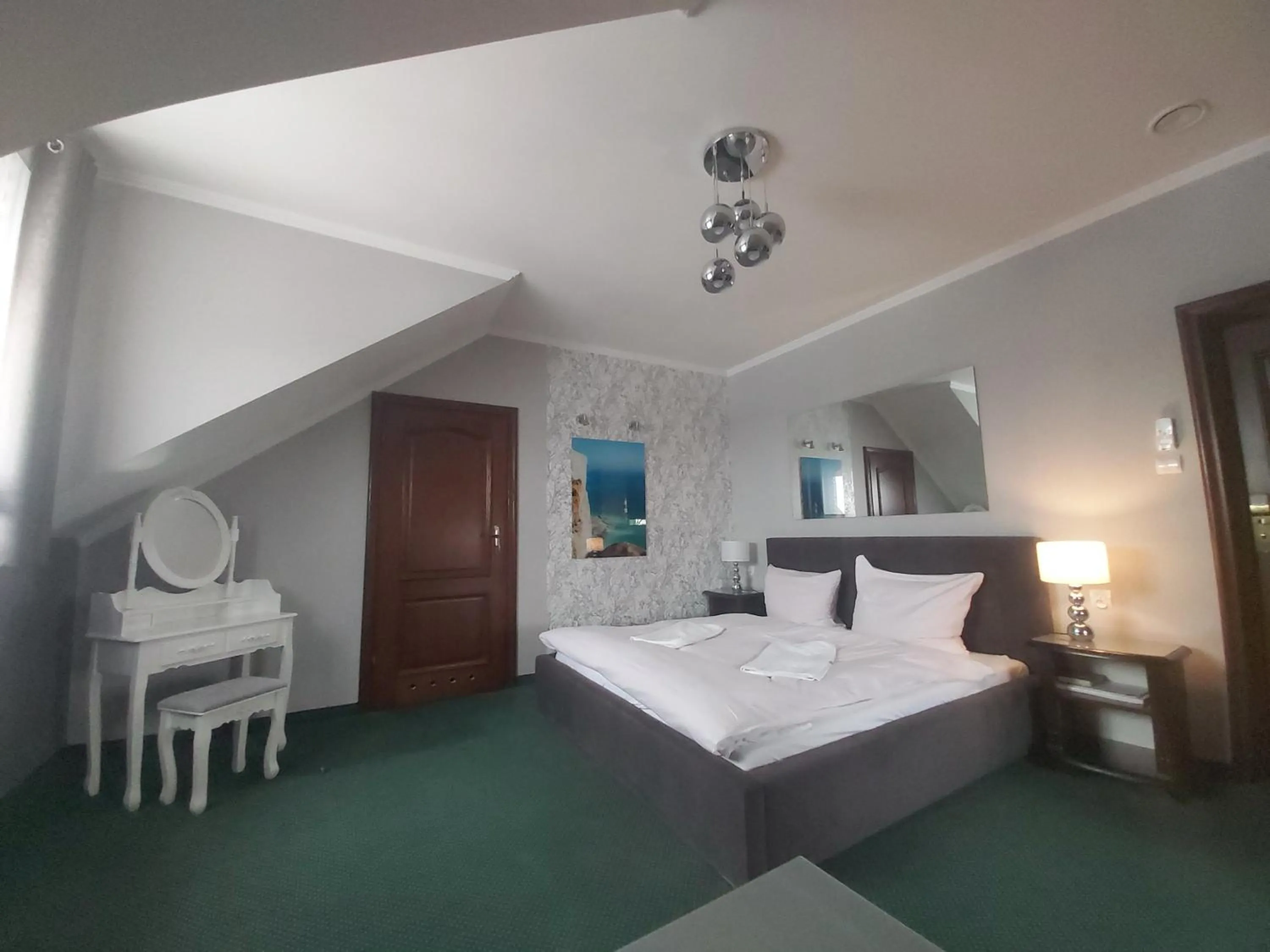 Bathroom, Bed in Hotel Fox