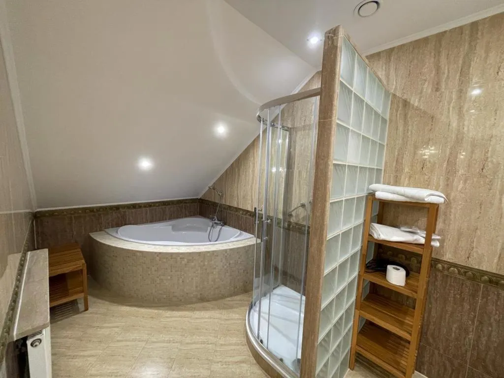 Shower, Bed in Hotel Fox