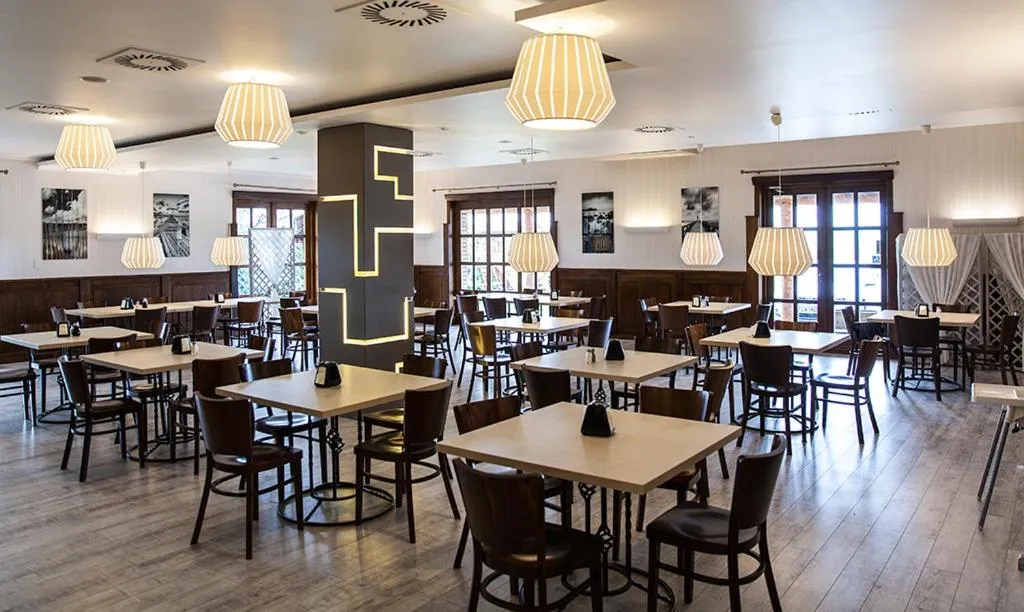 Restaurant/places to eat in Hotel Fox