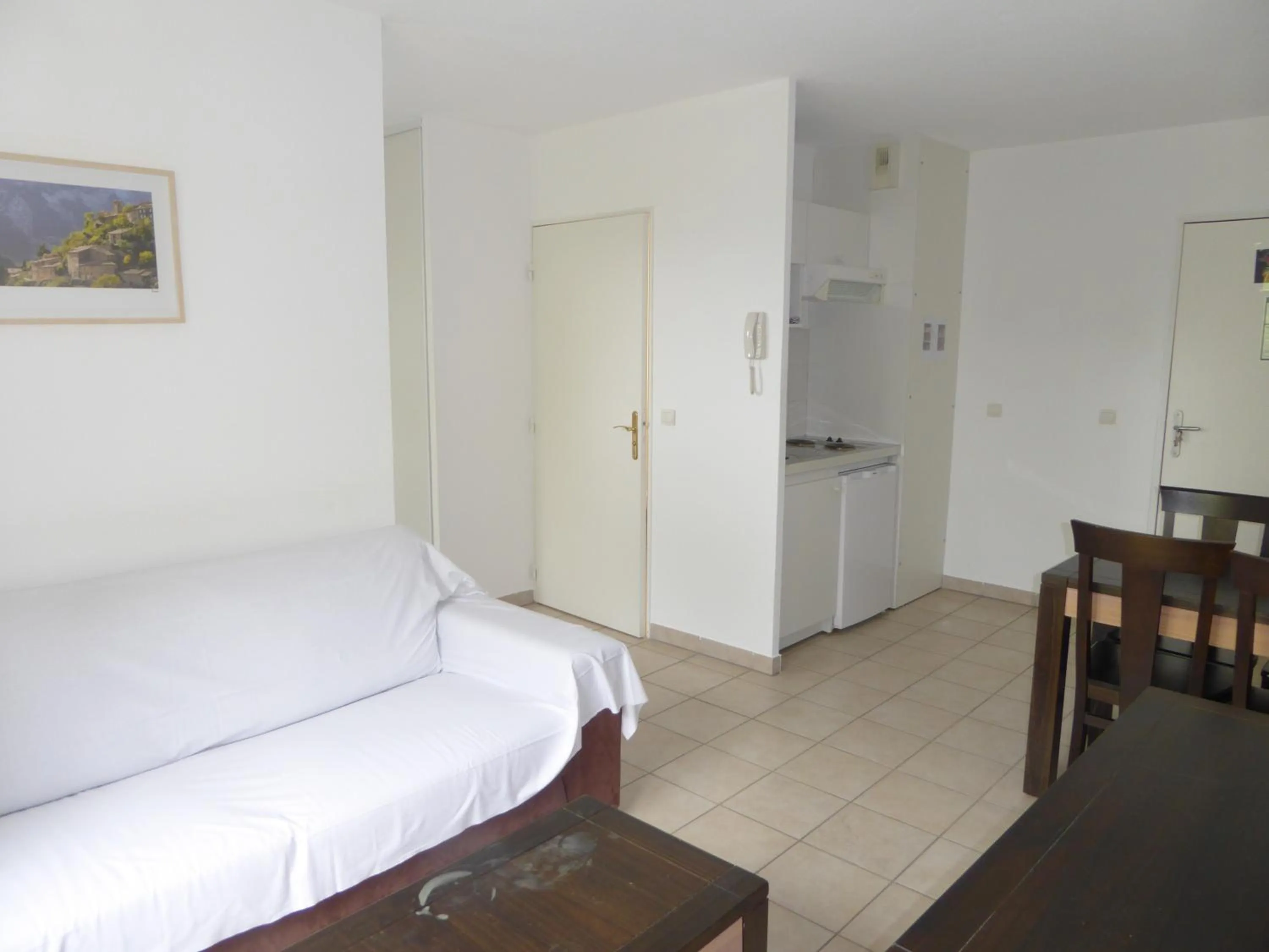 Living room, Bed in Résid'Artel Cadarache - ITER