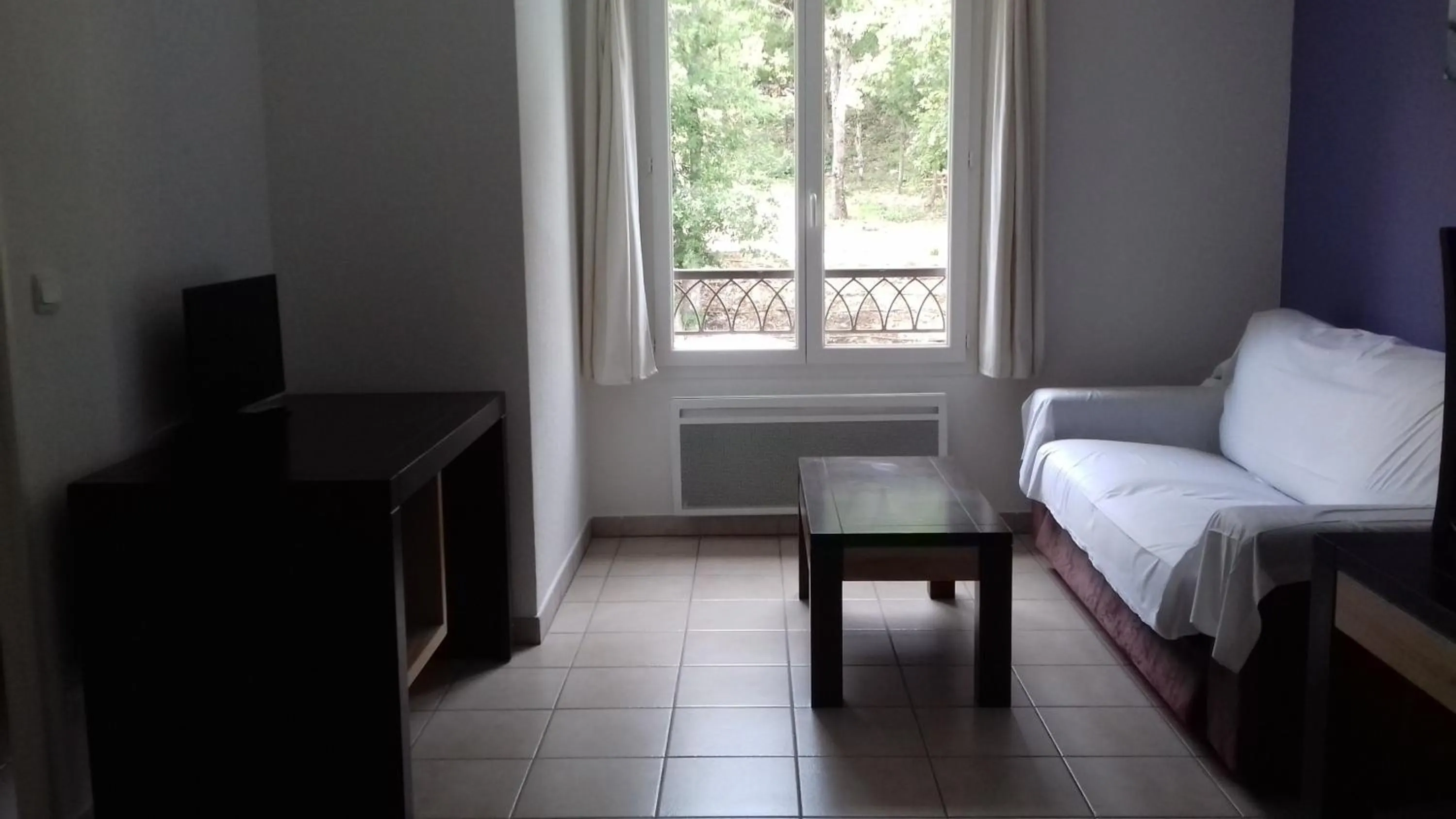 Communal lounge/ TV room, Bed in Résid'Artel Cadarache - ITER