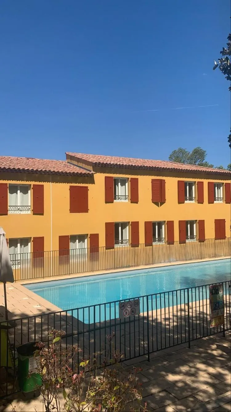 Swimming pool in Résid'Artel Cadarache - ITER