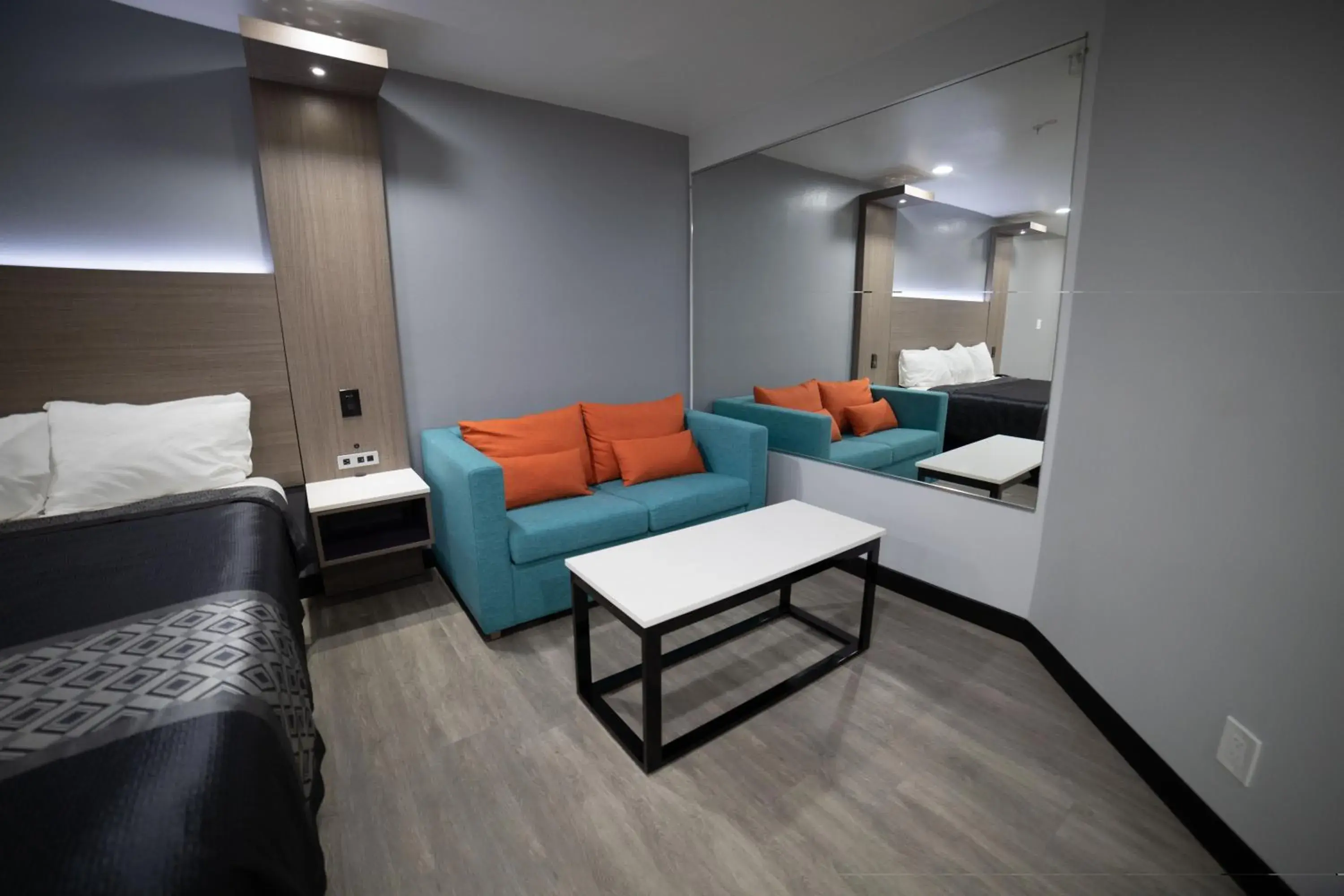 Seating area, Bed in Express Inn & Suites Ontario Airport Seating area, Bed in Express Inn & Suites Ontario Airport