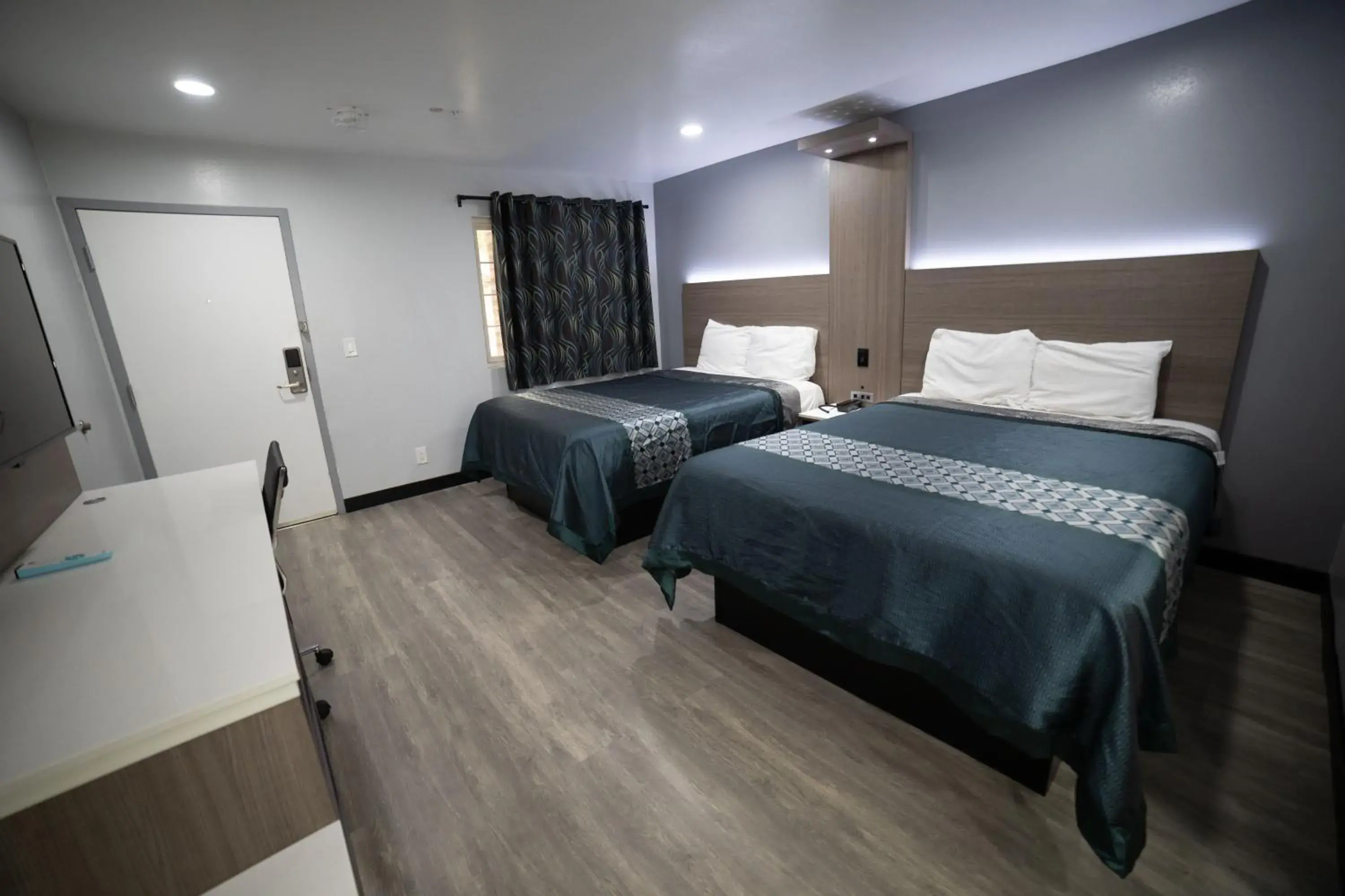 Bed in Express Inn & Suites Ontario Airport Bed in Express Inn & Suites Ontario Airport