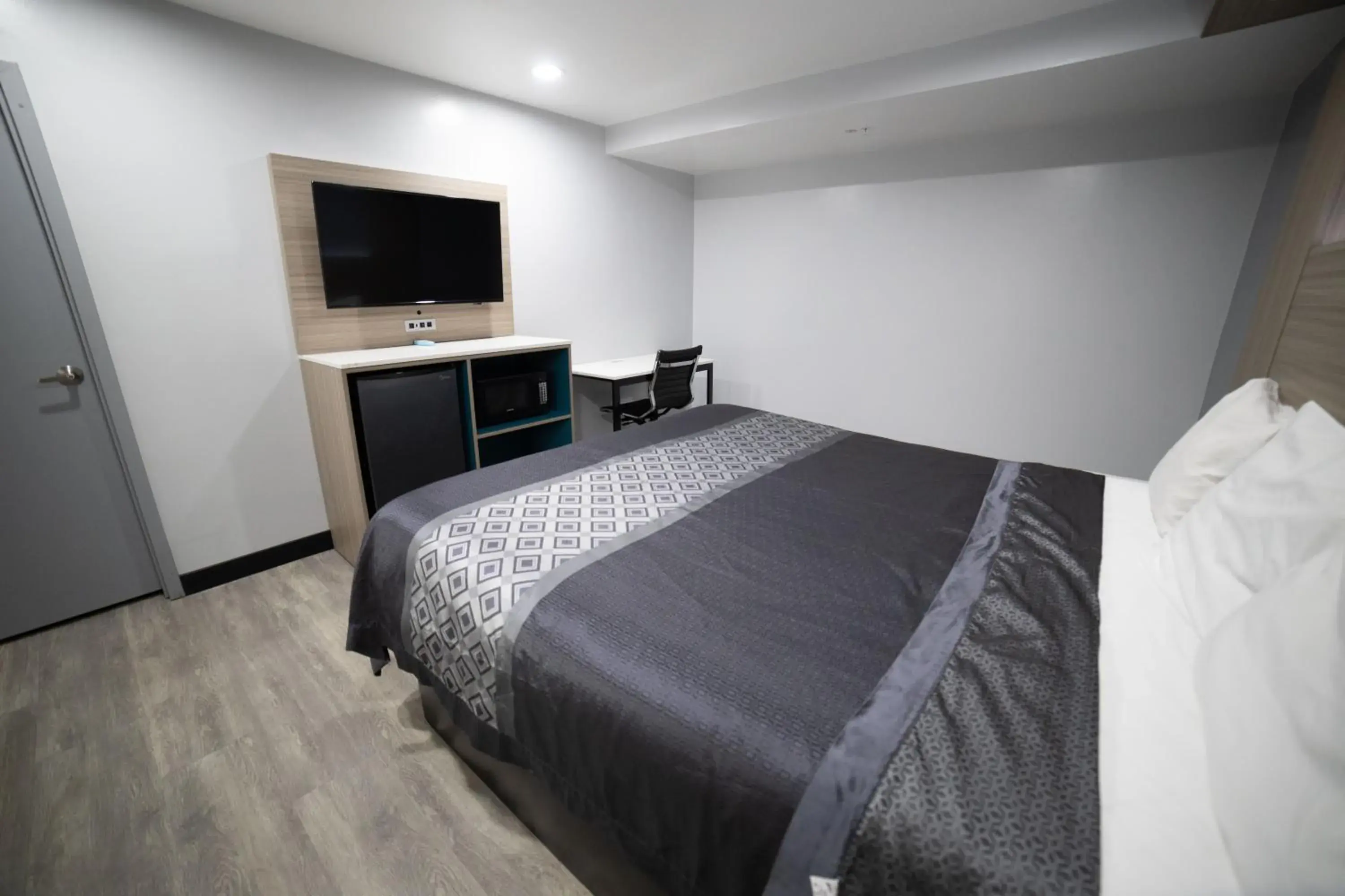 King Room -Smoking in Express Inn & Suites Ontario Airport King Room -Smoking in Express Inn & Suites Ontario Airport