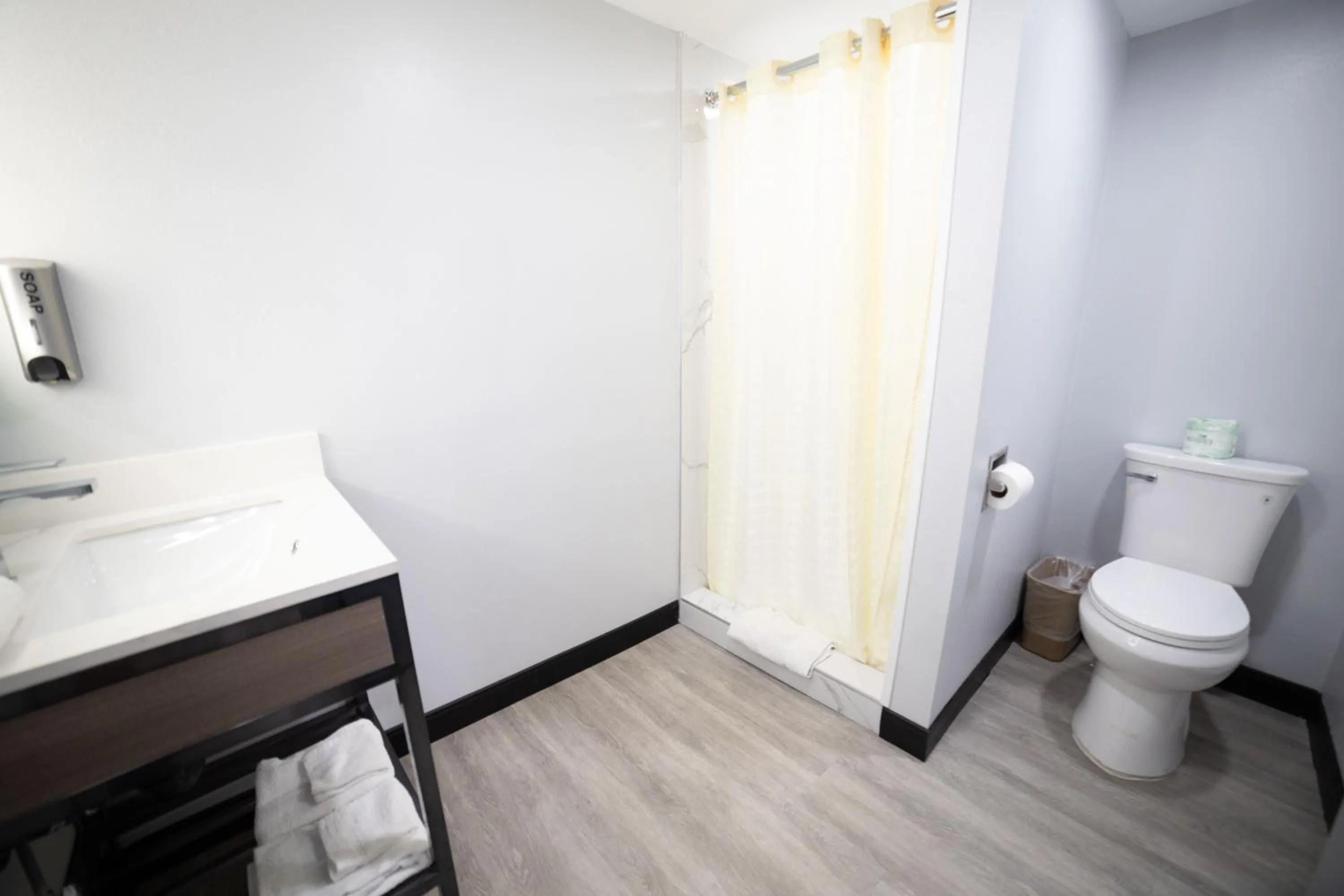 Bathroom in Express Inn & Suites Ontario Airport