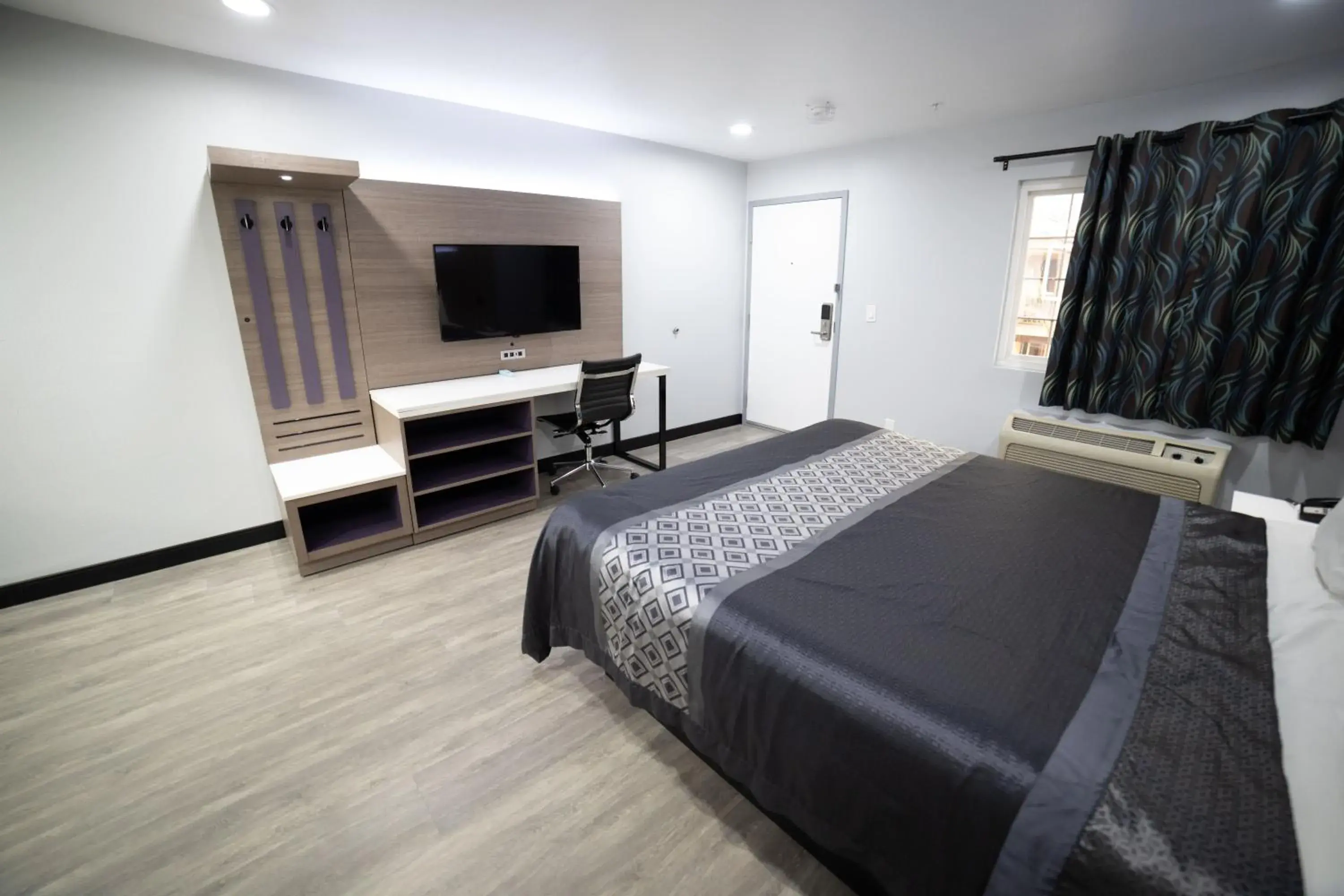 Bed in Express Inn & Suites Ontario Airport Bed in Express Inn & Suites Ontario Airport