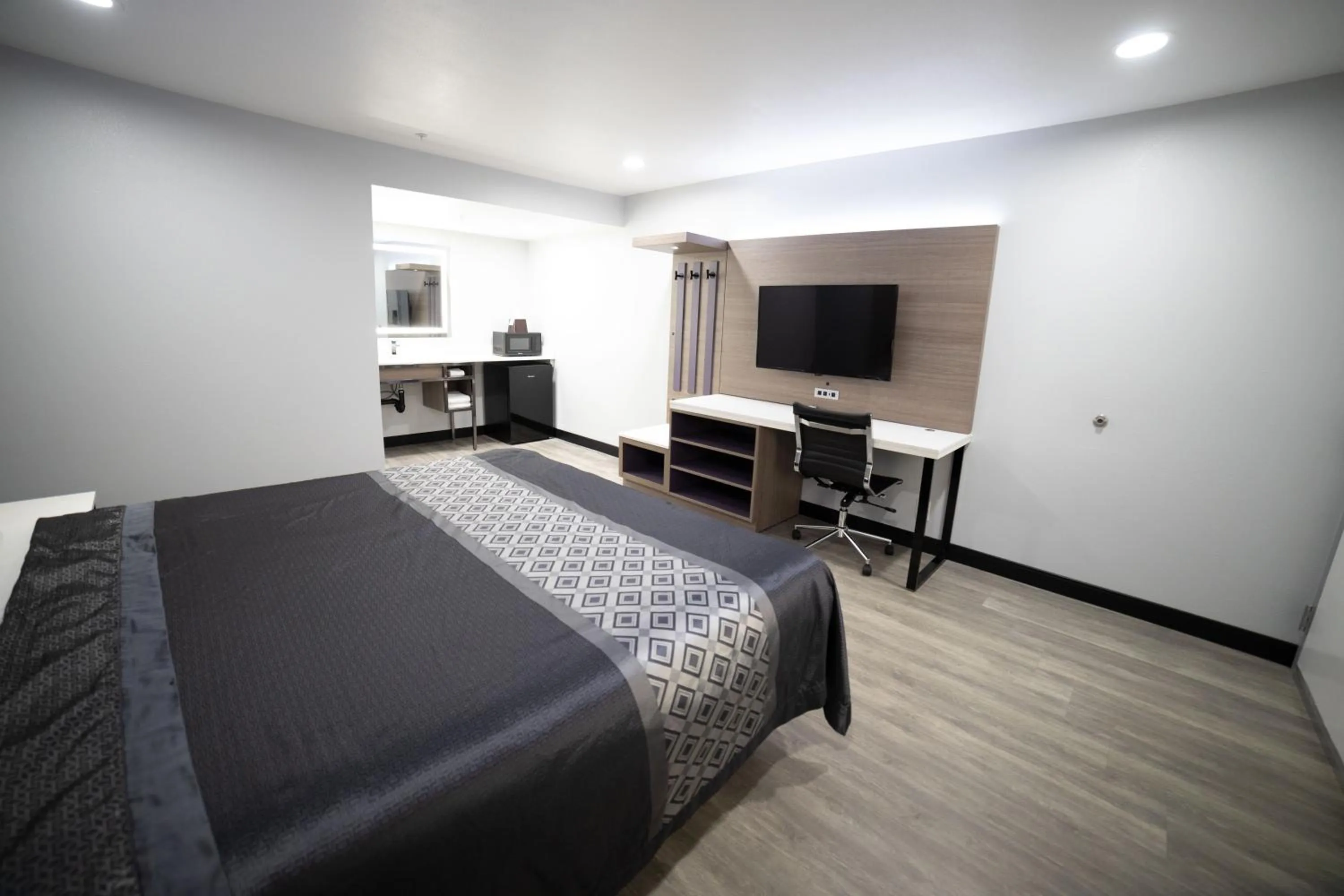 Bed in Express Inn & Suites Ontario Airport