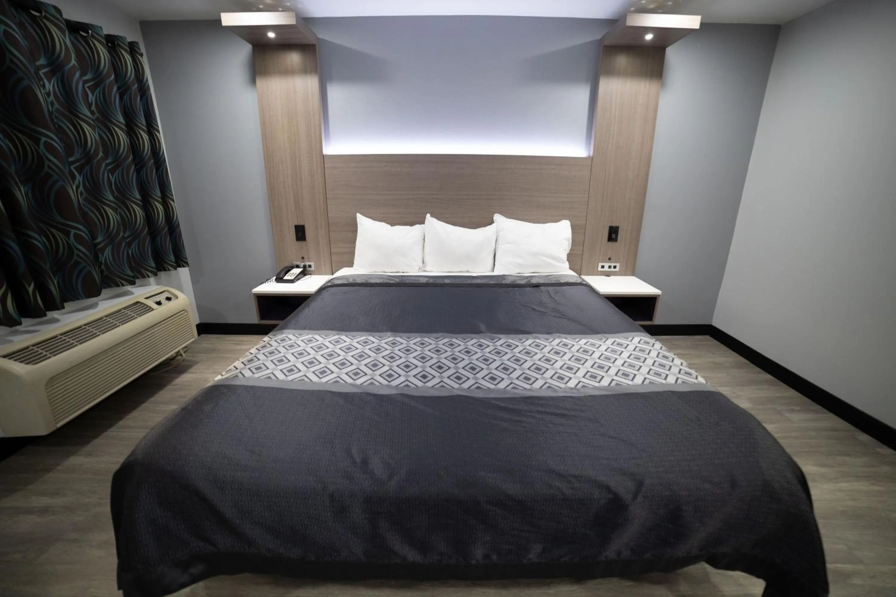 Bed in Express Inn & Suites Ontario Airport