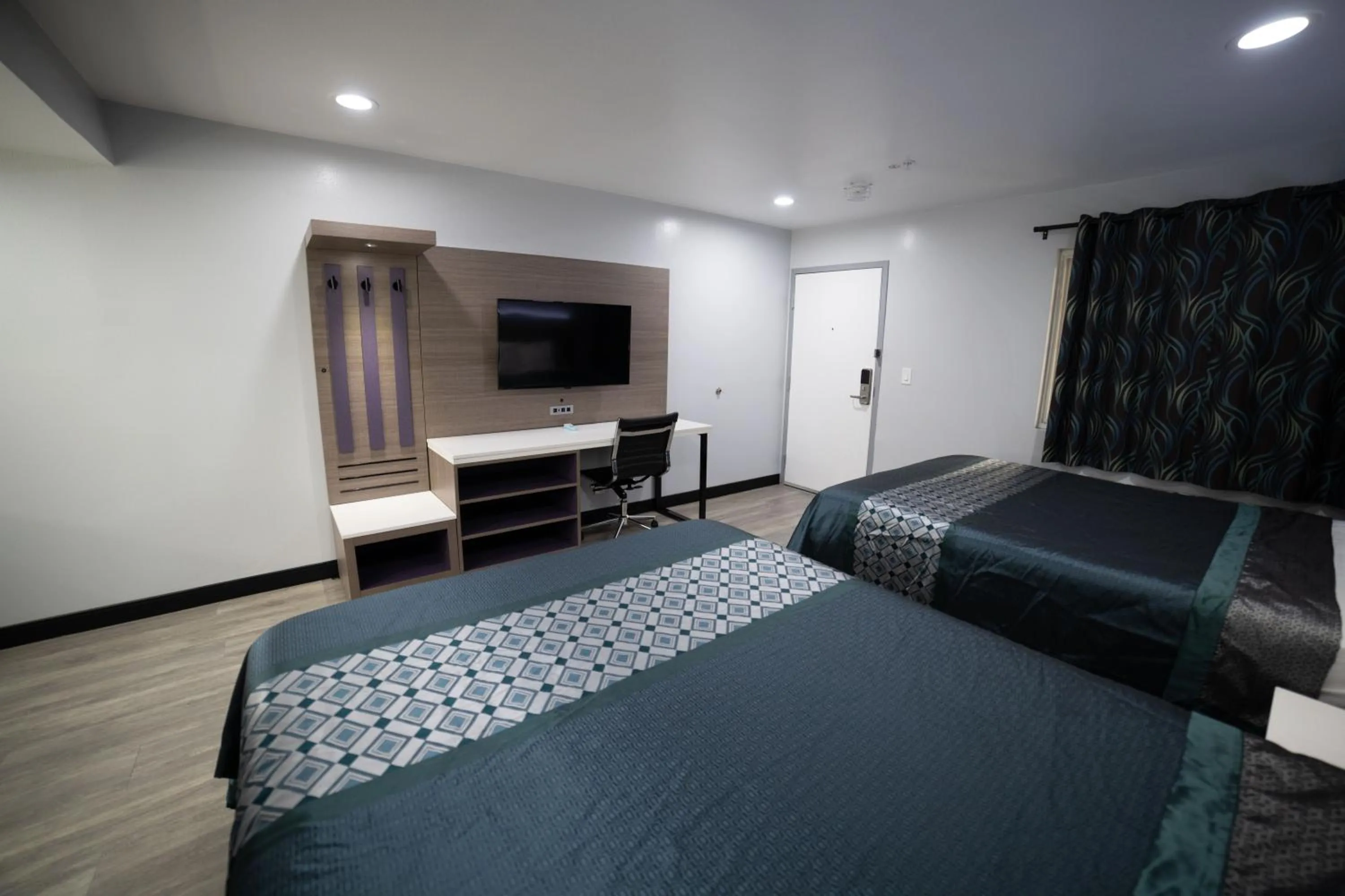 TV and multimedia, Bed in Express Inn & Suites Ontario Airport